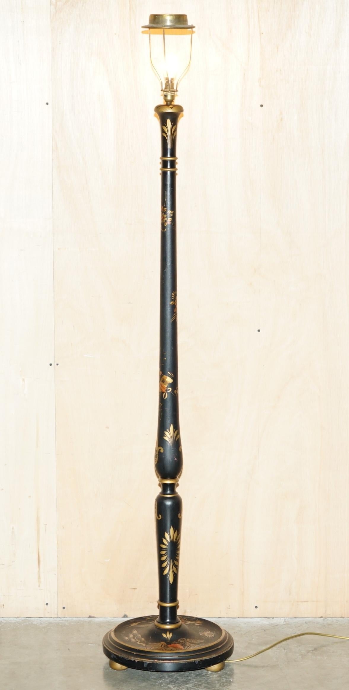 Royal House Antiques

The House Antiques a le plaisir d'offrir à la vente cette très rare lampe sur pied d'exportation chinoise peinte à la main et laquée, datant des années 1920.

Veuillez noter que les frais de livraison indiqués ne sont qu'un