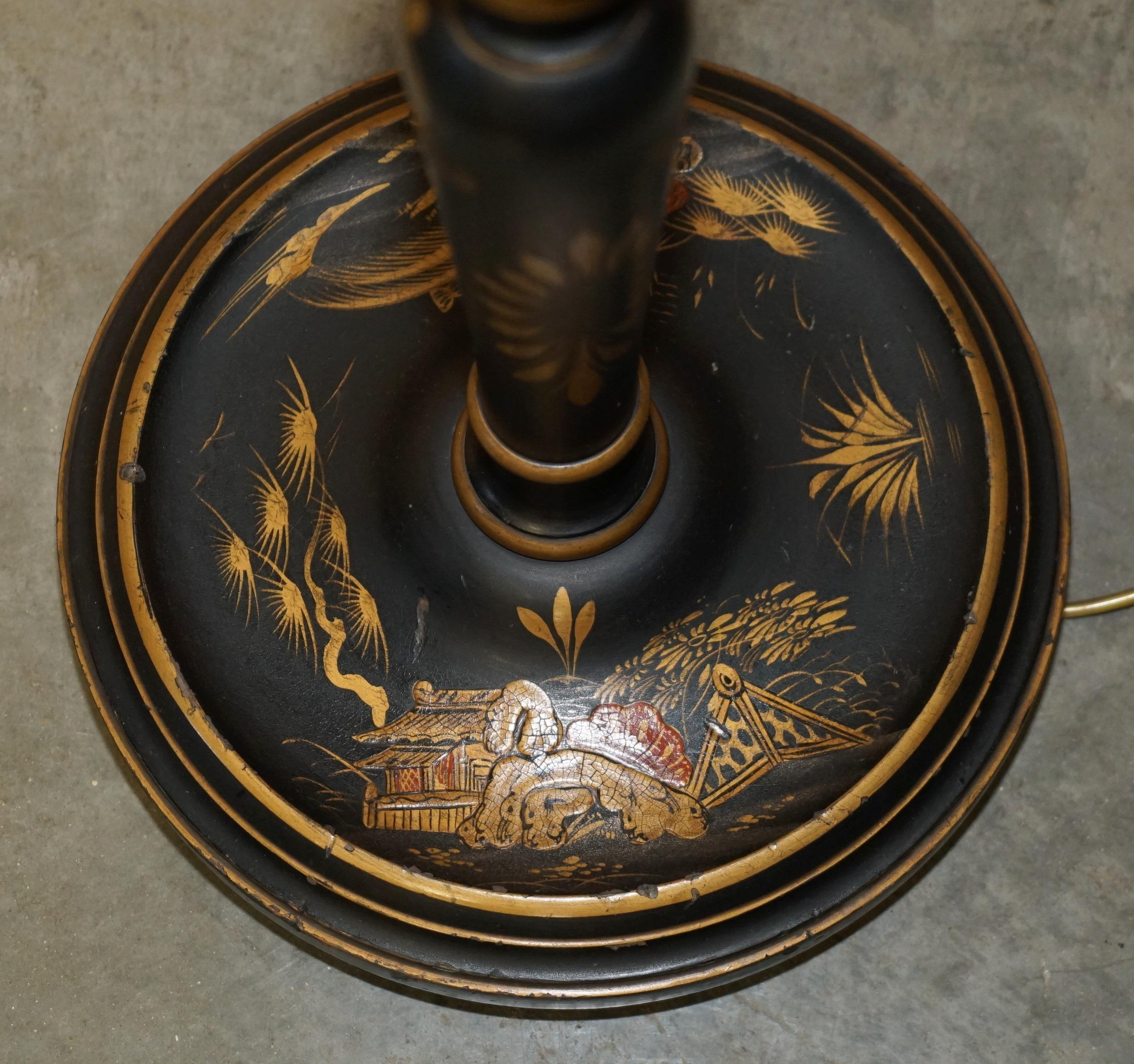 Exportation chinoise ANTIQUE CHINESE EXPORT CIRCA 1920 ANTiQUE CHINOISERIE NOIRE LACQUER FLOOR LAMP en vente