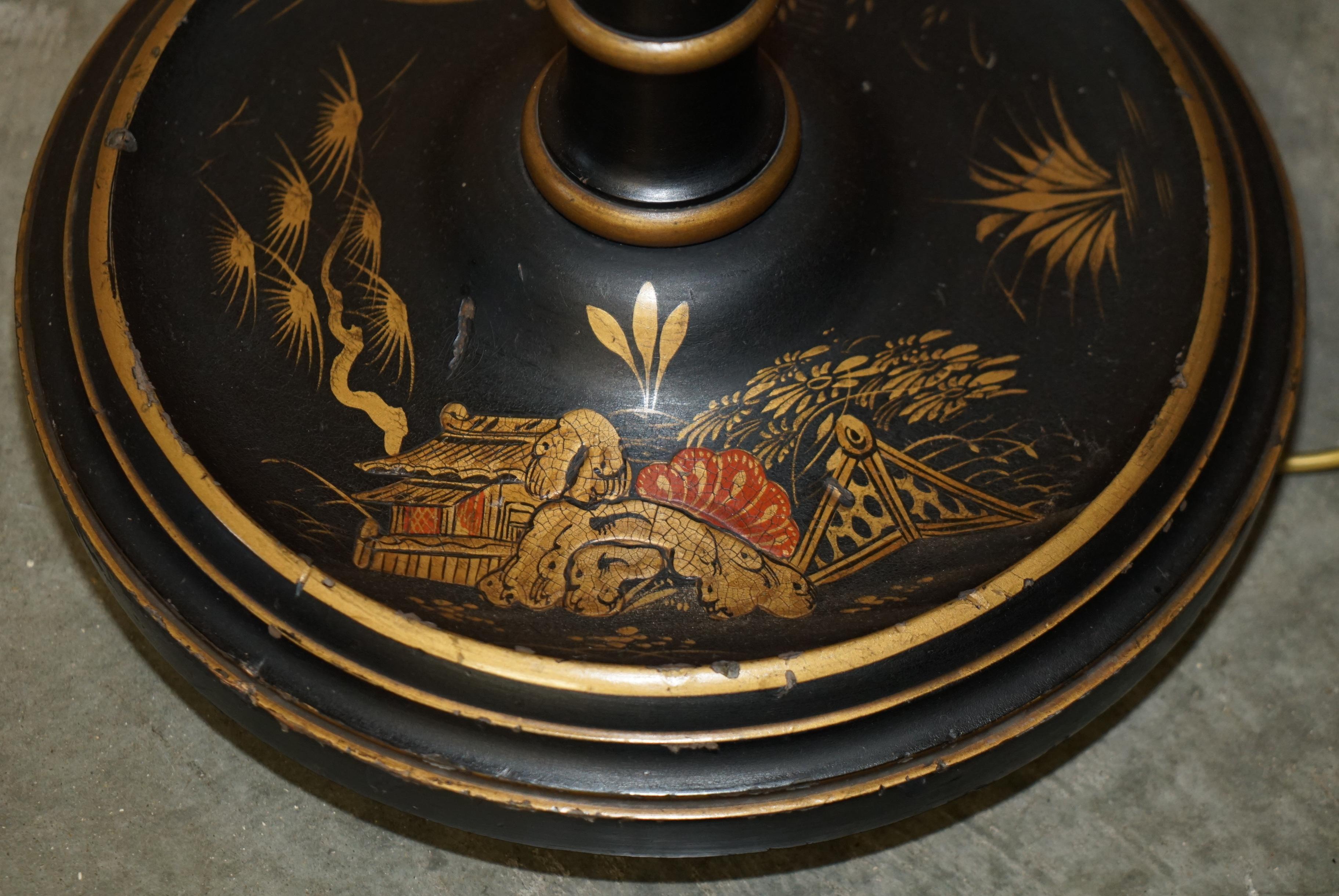 Chinois ANTIQUE CHINESE EXPORT CIRCA 1920 ANTiQUE CHINOISERIE NOIRE LACQUER FLOOR LAMP en vente