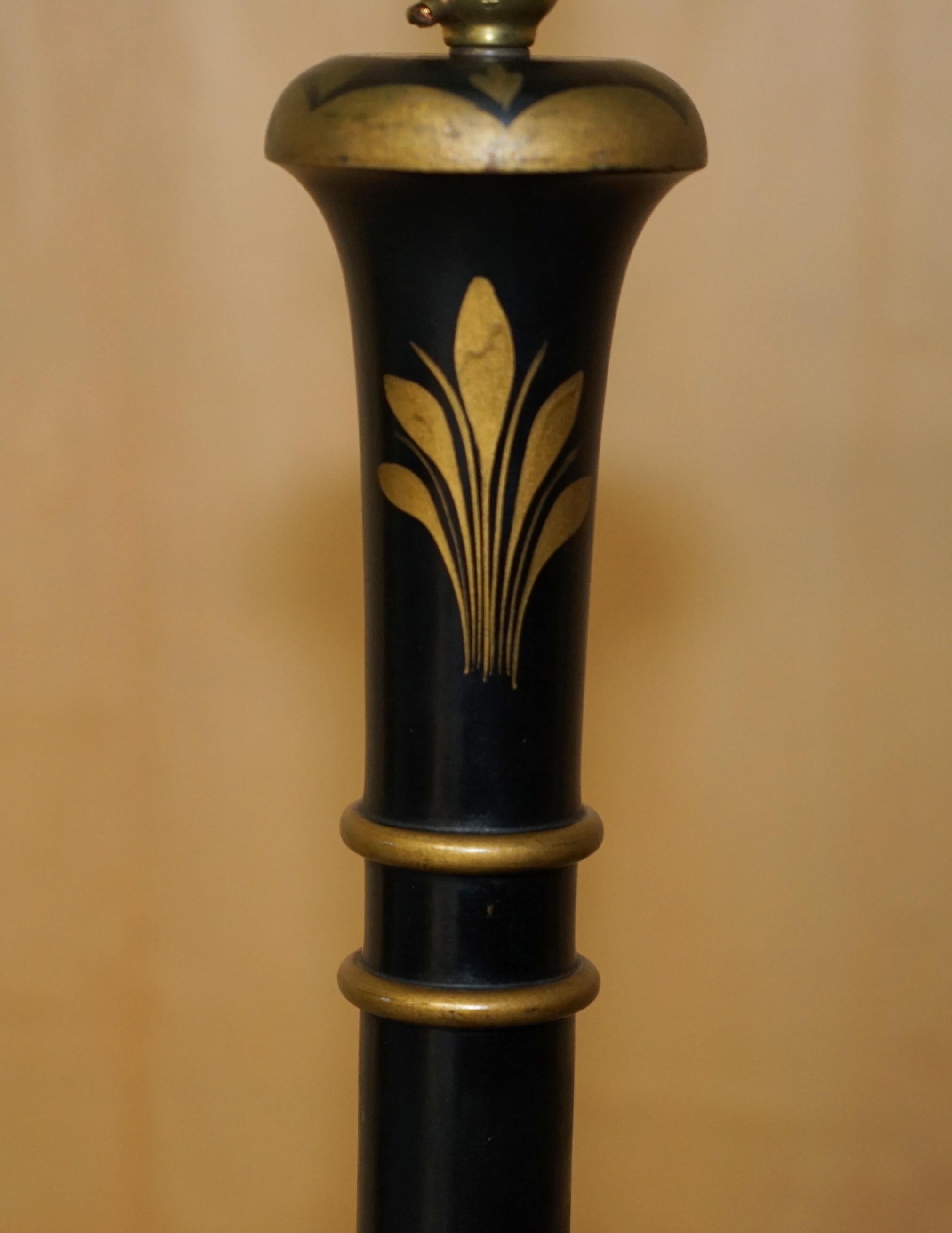 ANTIQUE CHINESE EXPORT CIRCA 1920 ANTiQUE CHINOISERIE NOIRE LACQUER FLOOR LAMP en vente 1