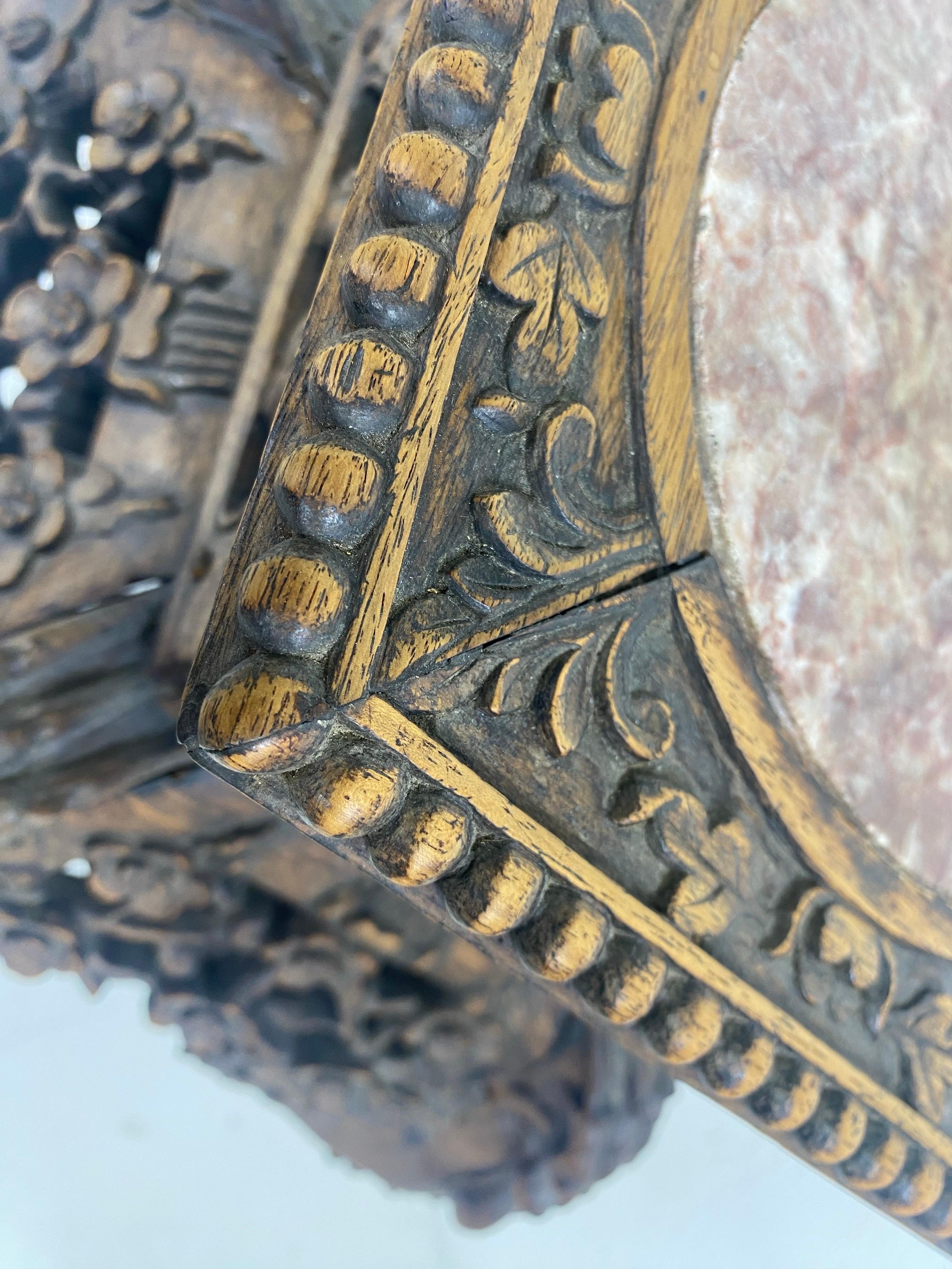 Il s'agit d'un piédestal en marbre ornemental d'exportation chinoise. Ce piédestal possède quatre pieds ornementés et sculptés, ainsi que de magnifiques éléments botaniques autour du tablier et de la base. Le piédestal est surmonté d'un marbre de