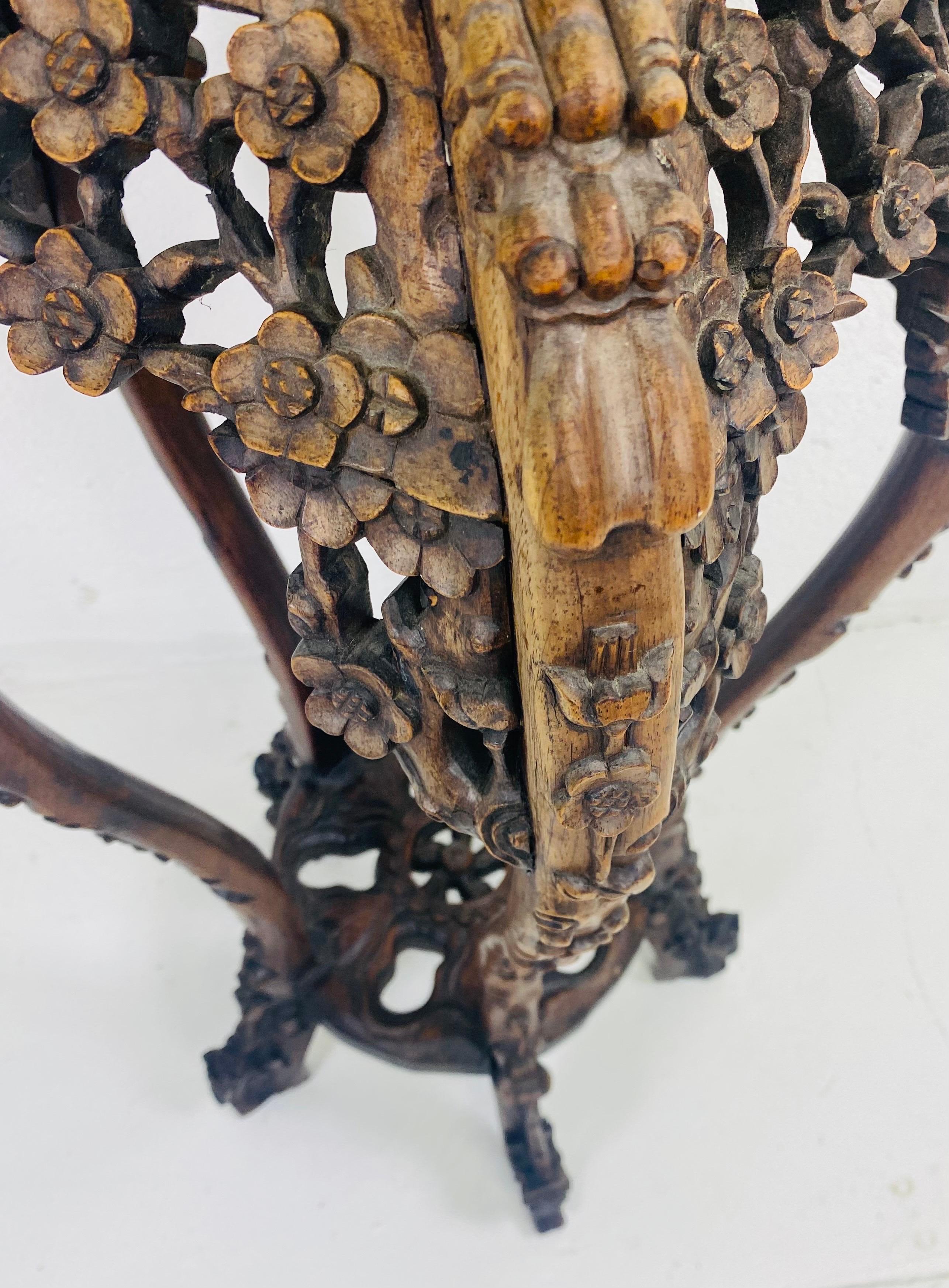 Exportation chinoise Piédestal antique d'exportation chinoise surmonté de marbre sculpté de façon ornementale en vente