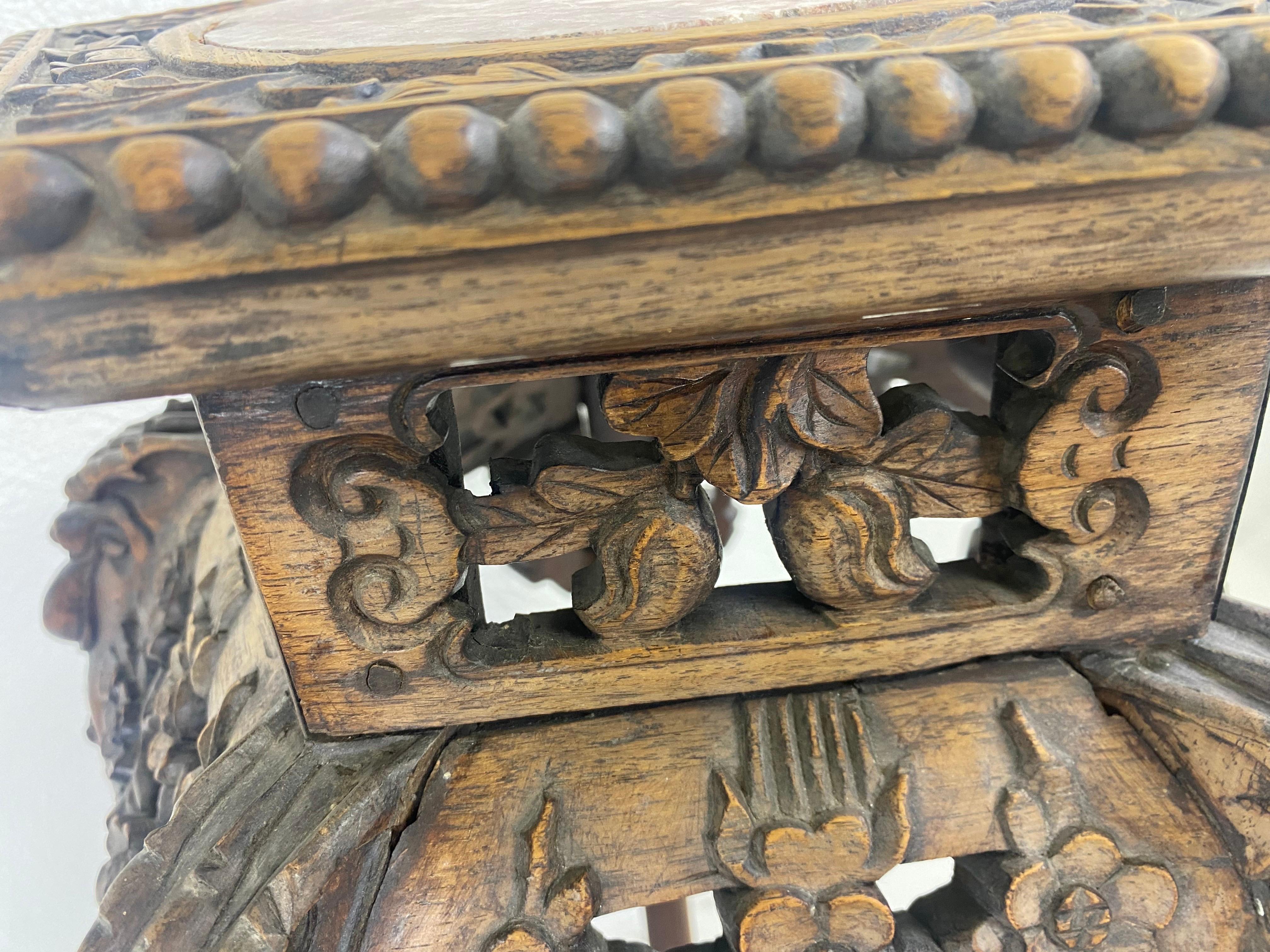 Chinois Piédestal antique d'exportation chinoise surmonté de marbre sculpté de façon ornementale en vente
