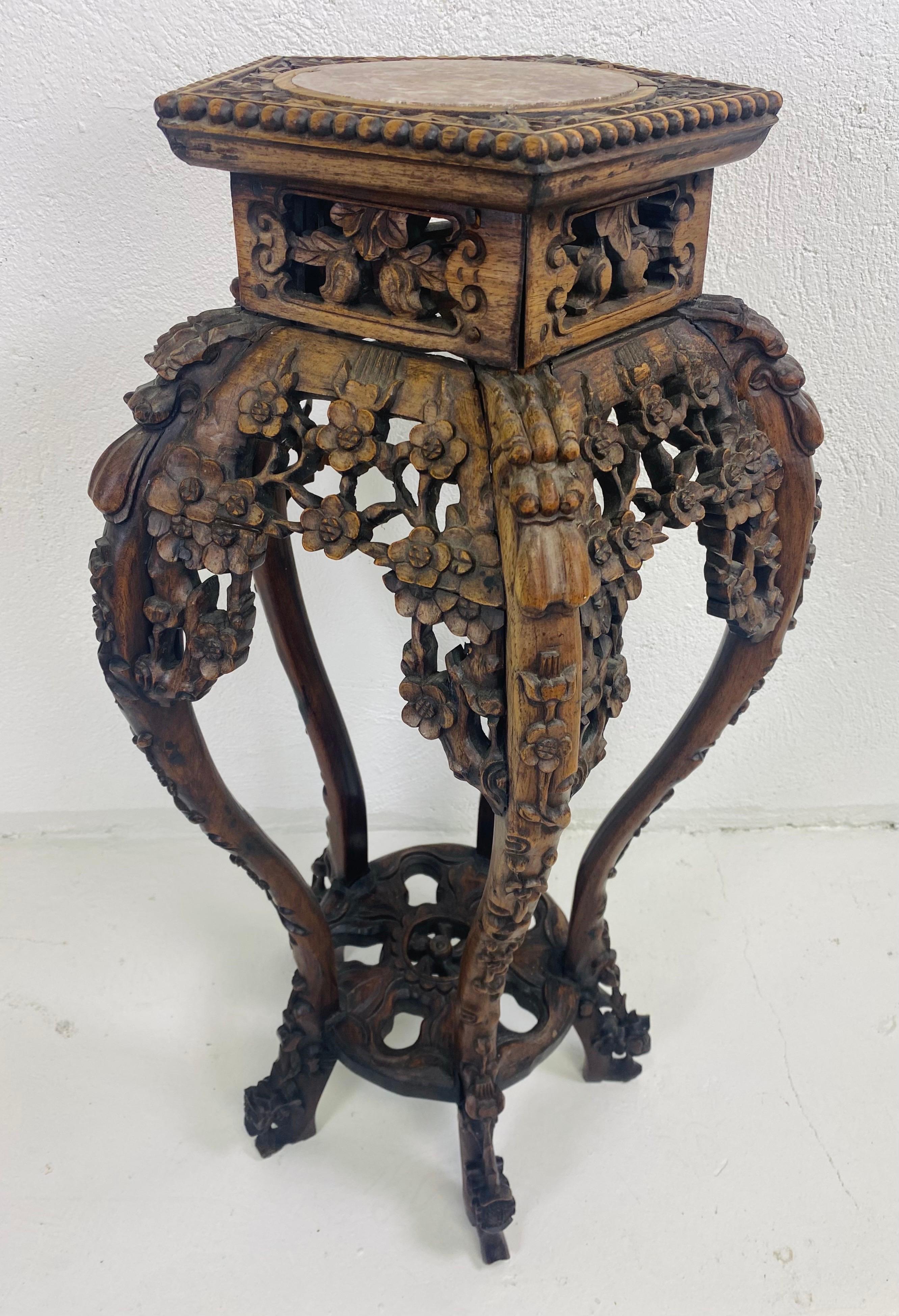 Fait main Piédestal antique d'exportation chinoise surmonté de marbre sculpté de façon ornementale en vente