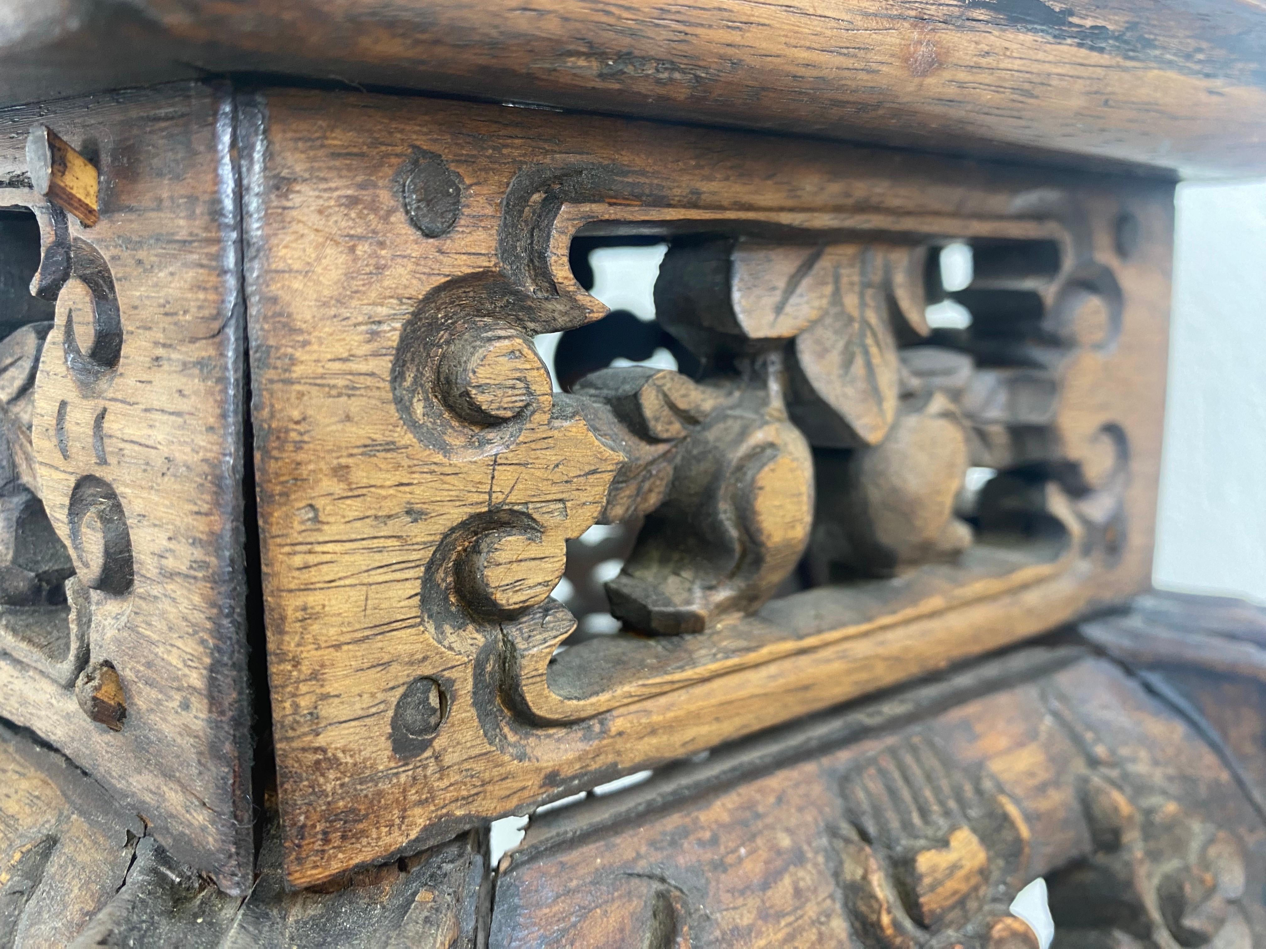 Début du 20ème siècle Piédestal antique d'exportation chinoise surmonté de marbre sculpté de façon ornementale en vente