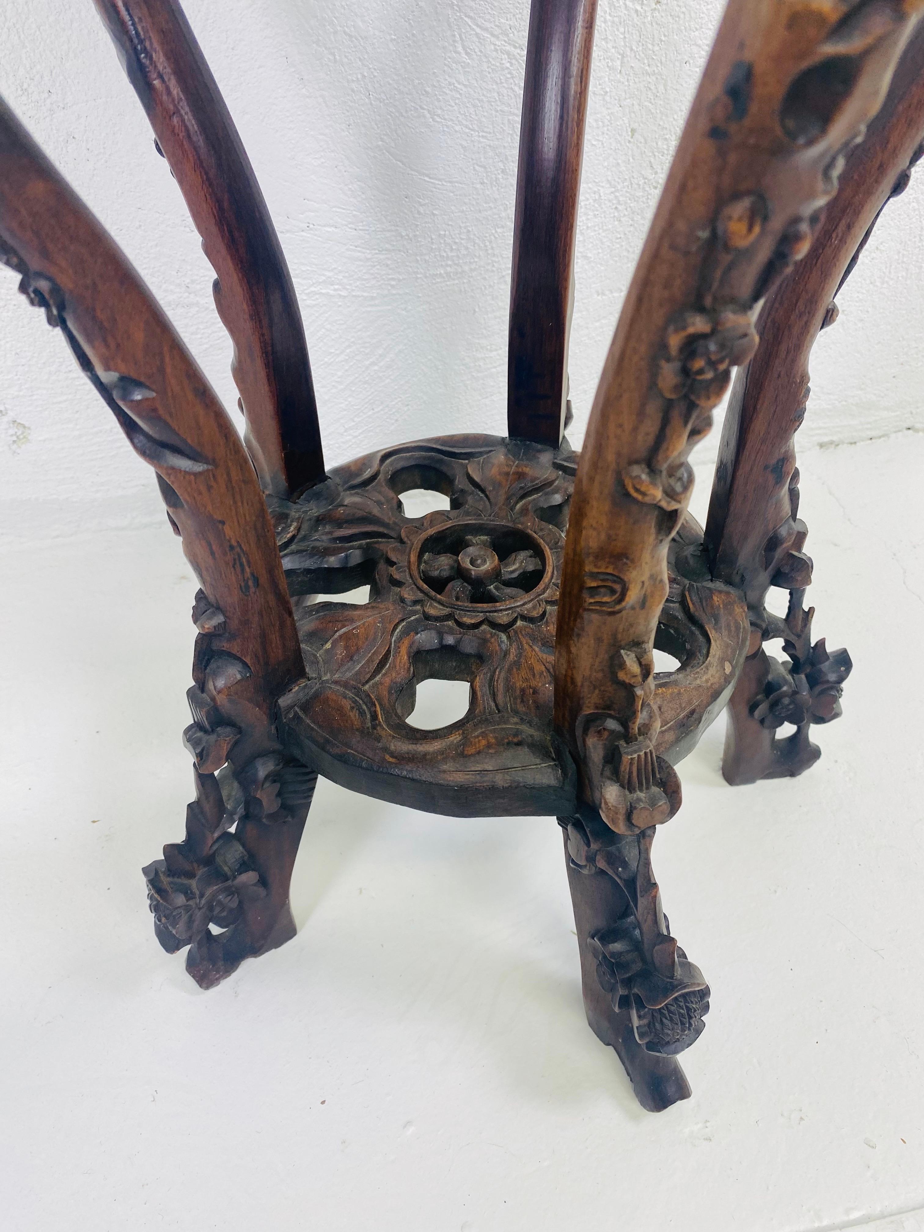 Bois Piédestal antique d'exportation chinoise surmonté de marbre sculpté de façon ornementale en vente