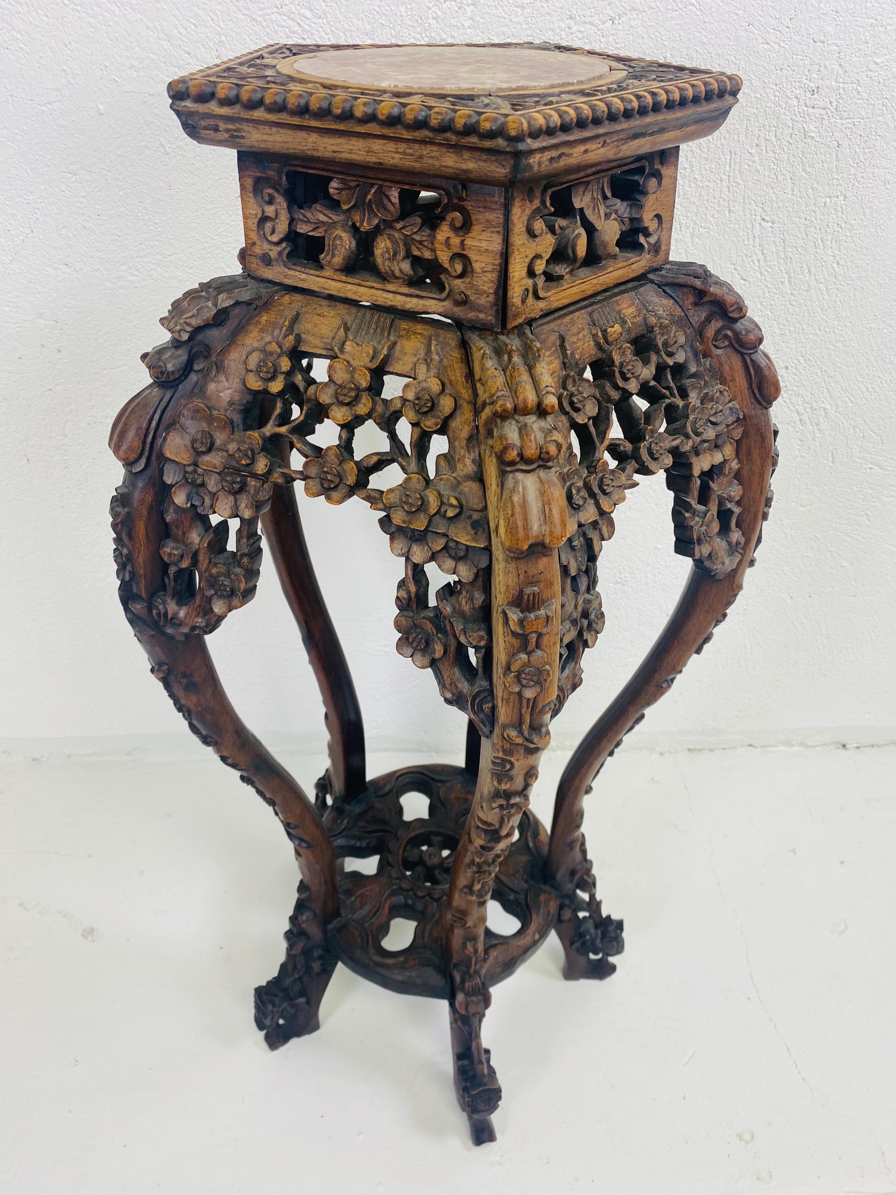 Piédestal antique d'exportation chinoise surmonté de marbre sculpté de façon ornementale en vente 1