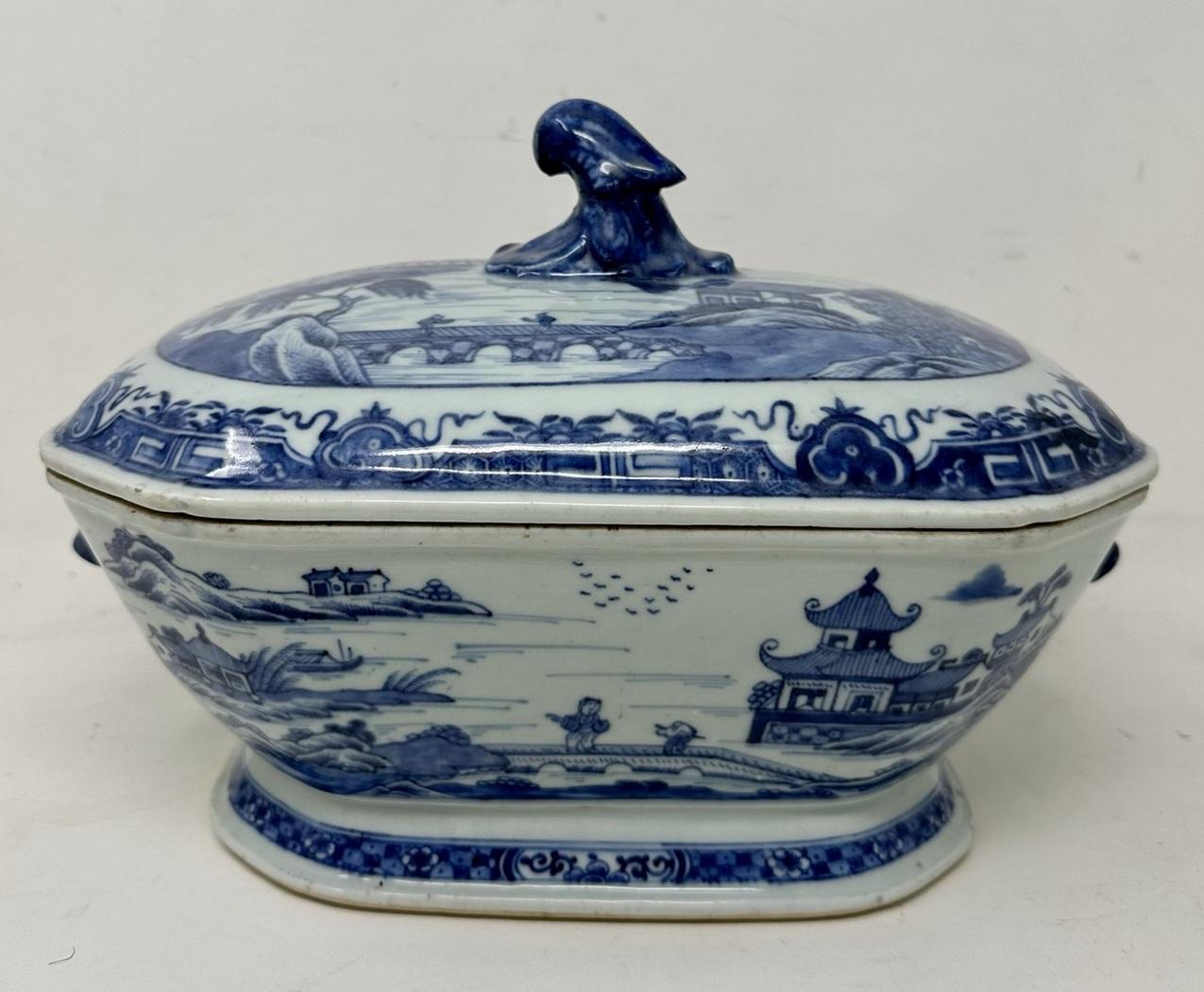 Très bel et rare exemple d'une soupière ou d'un plat profond à couvercle ovale en porcelaine d'exportation chinoise du XVIIIe siècle à double anse bleu et blanc, de proportions généreuses et de la période Chien Lung 1736-1795. 

Exquise décoration