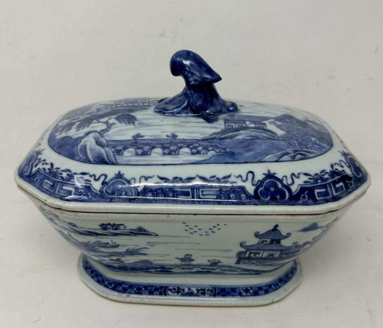 Qing Soupière centrale antique en porcelaine d'exportation chinoise bleue et blanche Chien Lung