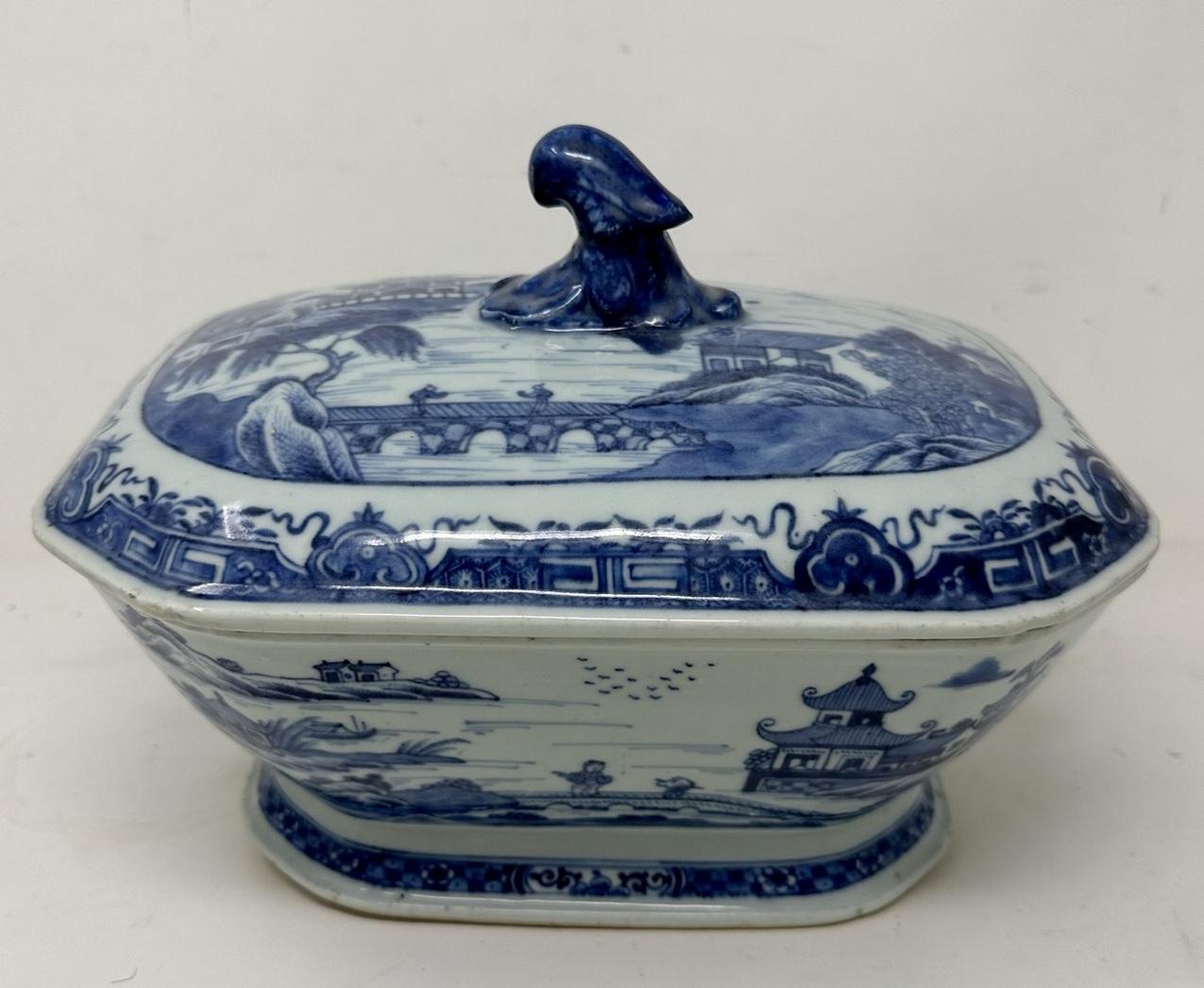 Chinois Soupière centrale antique en porcelaine d'exportation chinoise bleue et blanche Chien Lung