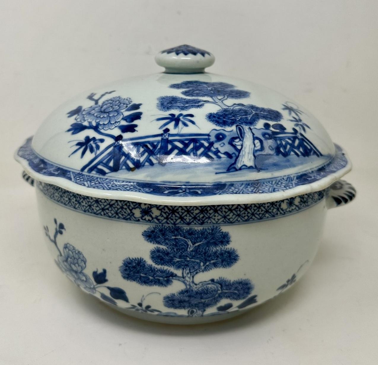 Antique Chinese Export Porcelain Blue White Chien Lung Soup Tureen Centerpiece In Good Condition For Sale In Dublin, Ireland