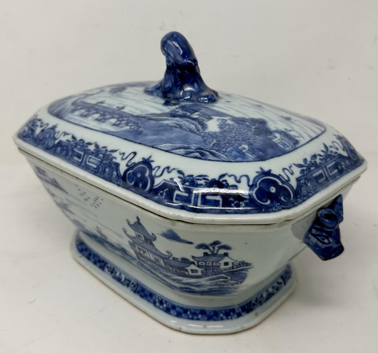 XVIIIe siècle Soupière centrale antique en porcelaine d'exportation chinoise bleue et blanche Chien Lung