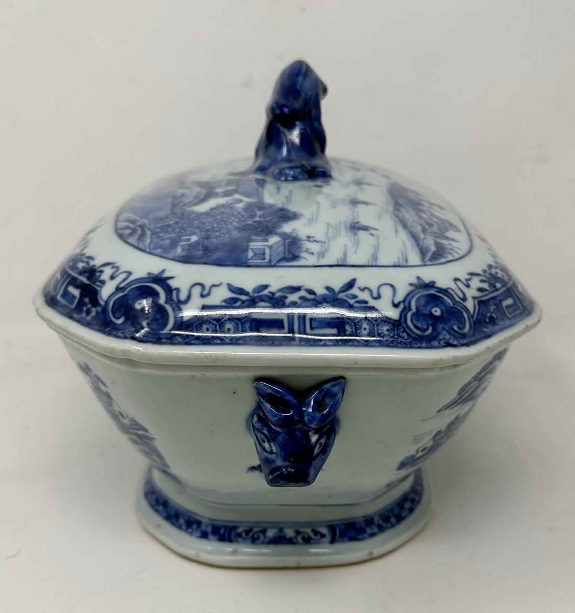 Céramique Soupière centrale antique en porcelaine d'exportation chinoise bleue et blanche Chien Lung