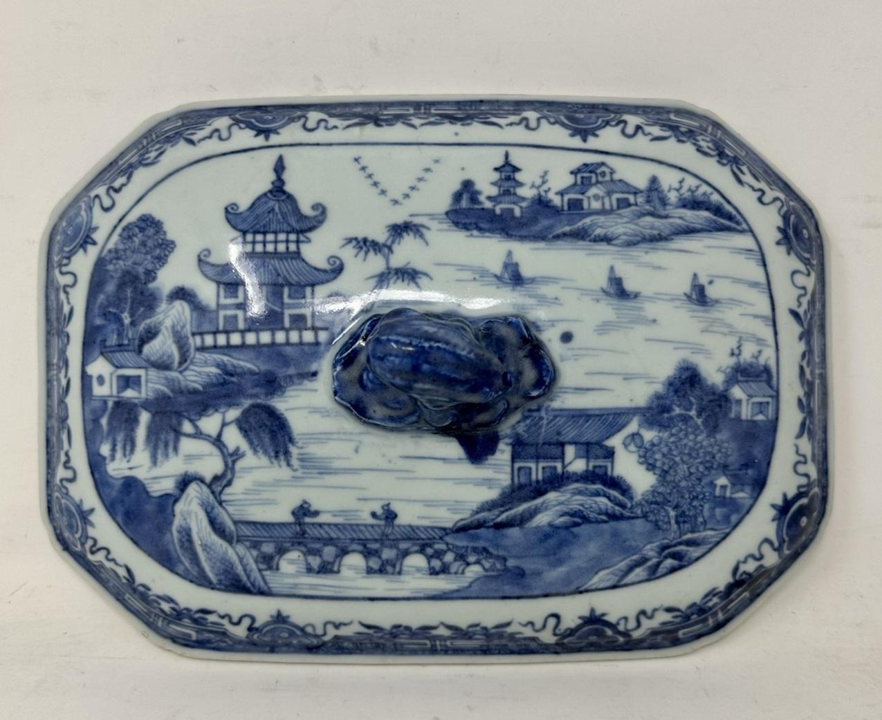 Soupière centrale antique en porcelaine d'exportation chinoise bleue et blanche Chien Lung 1