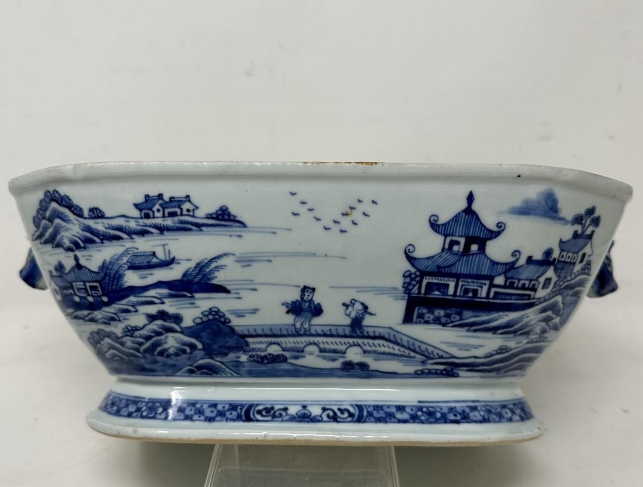 Soupière centrale antique en porcelaine d'exportation chinoise bleue et blanche Chien Lung 2