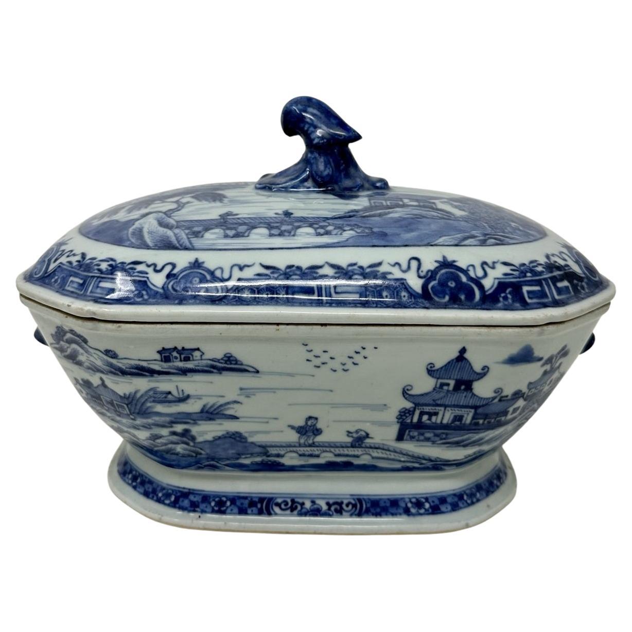 Soupière centrale antique en porcelaine d'exportation chinoise bleue et blanche Chien Lung