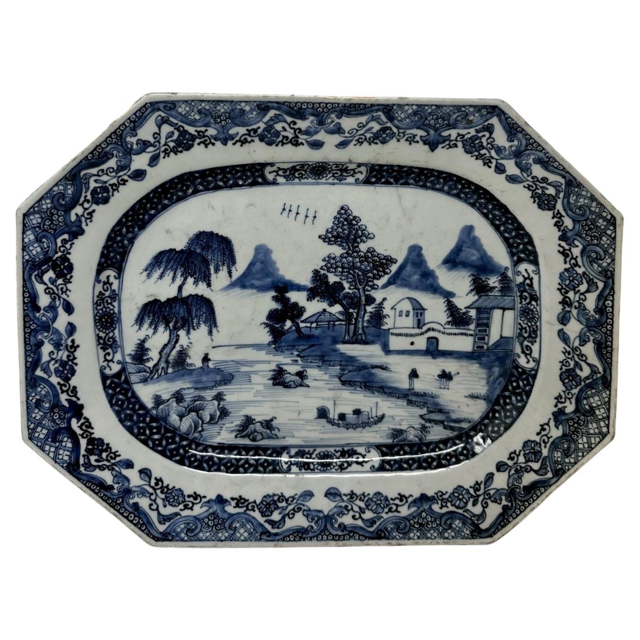 Assiette plate ancienne en porcelaine bleue et blanche d'exportation chinoise Qianlong Période 1760 en vente