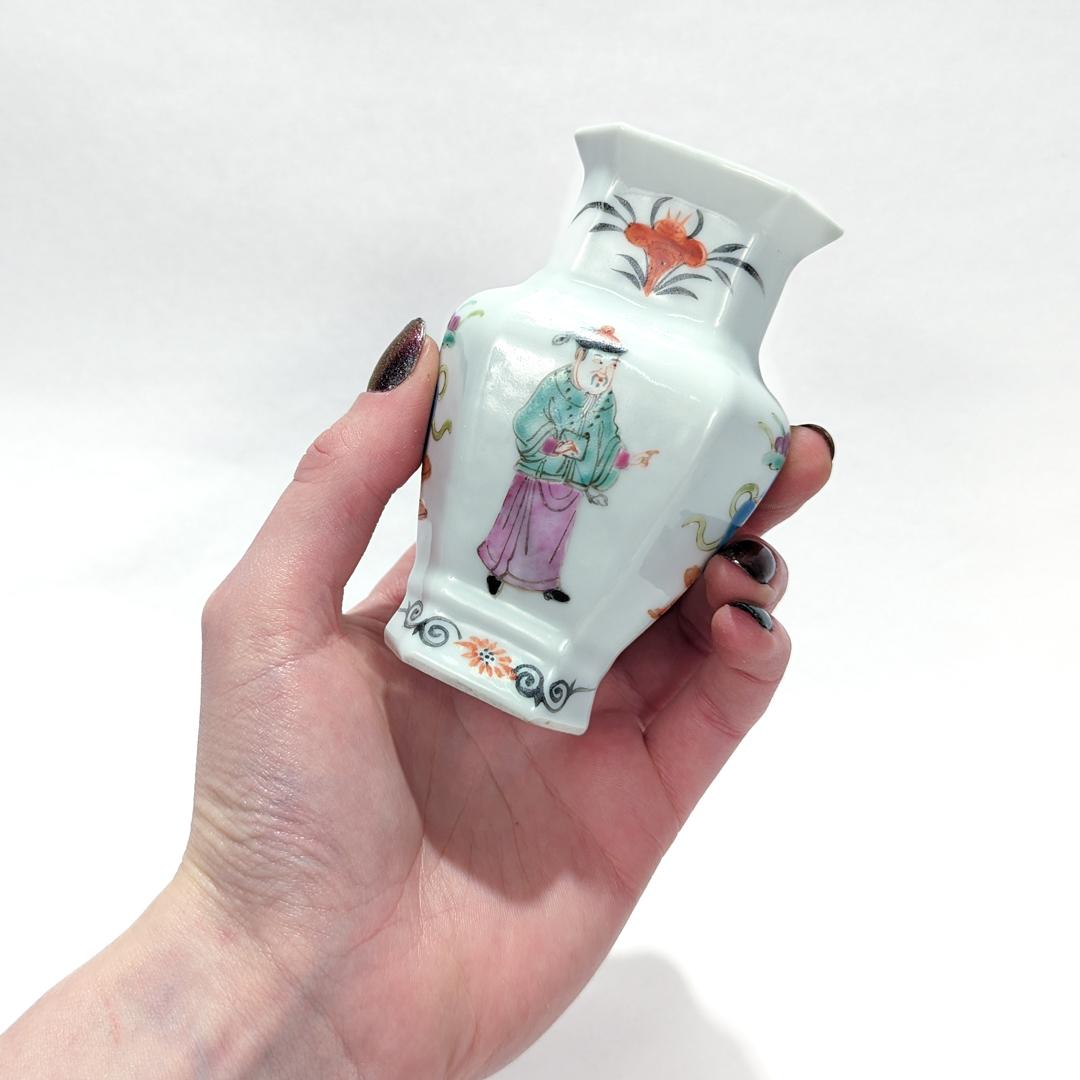 Antico vaso a bocciolo di porcellana cinese da esportazione o vaso da gabinetto in miniatura in vendita 3