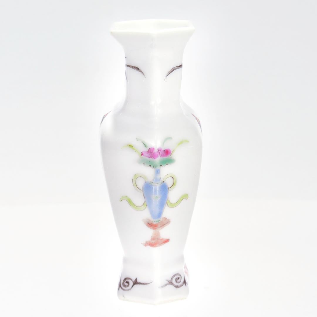 Esportazione cinese Antico vaso a bocciolo di porcellana cinese da esportazione o vaso da gabinetto in miniatura in vendita