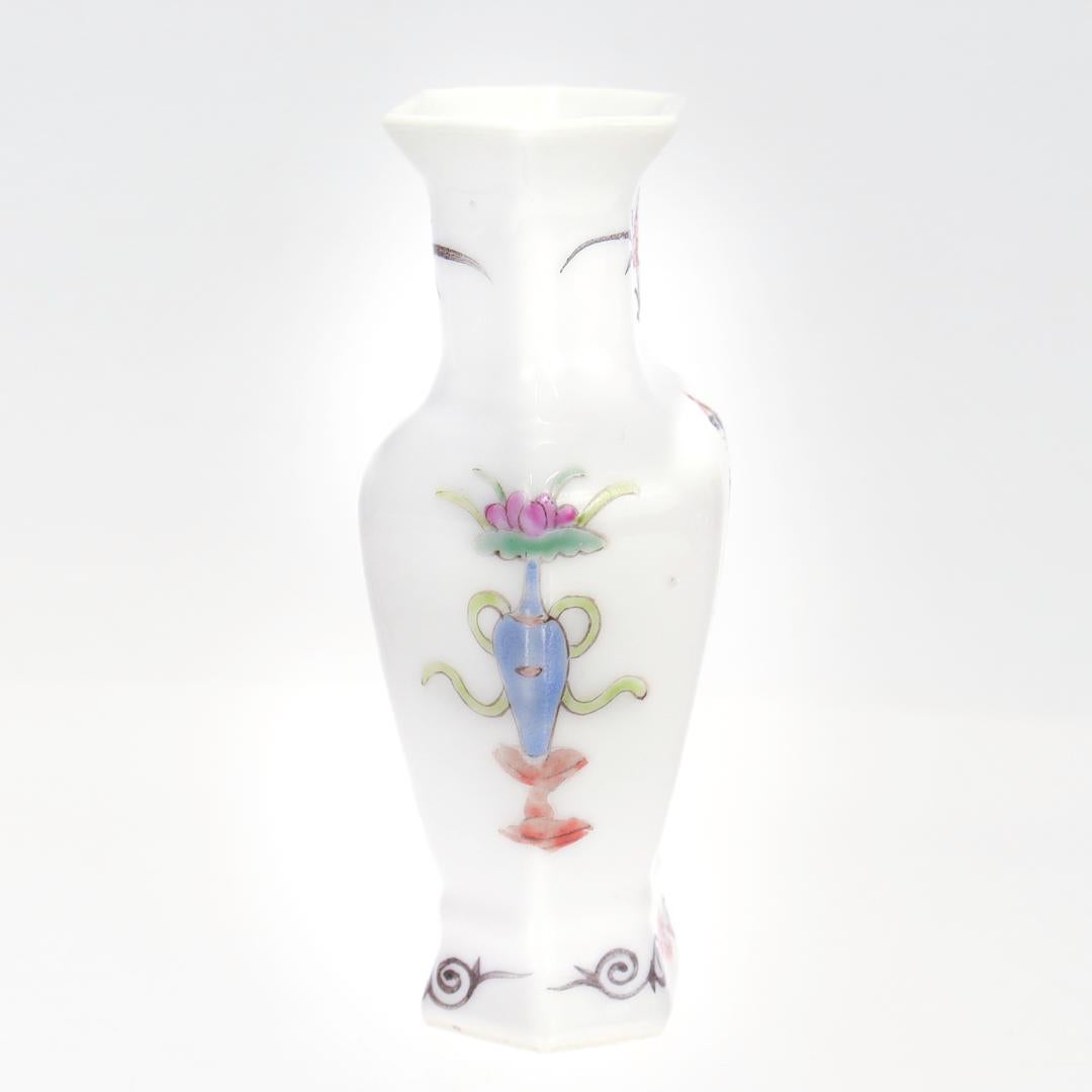 Antico vaso a bocciolo di porcellana cinese da esportazione o vaso da gabinetto in miniatura In condizioni buone in vendita a Philadelphia, PA