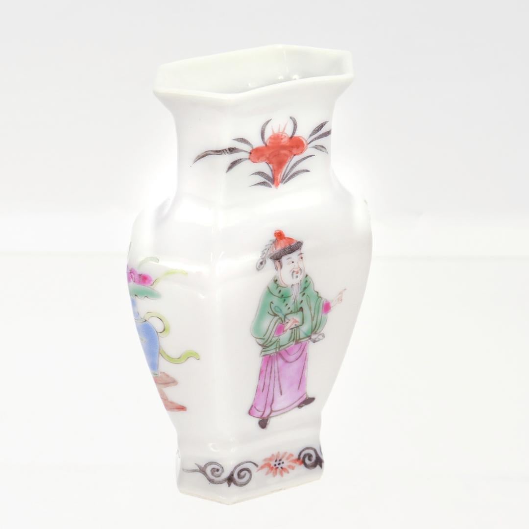 Antico vaso a bocciolo di porcellana cinese da esportazione o vaso da gabinetto in miniatura in vendita 1