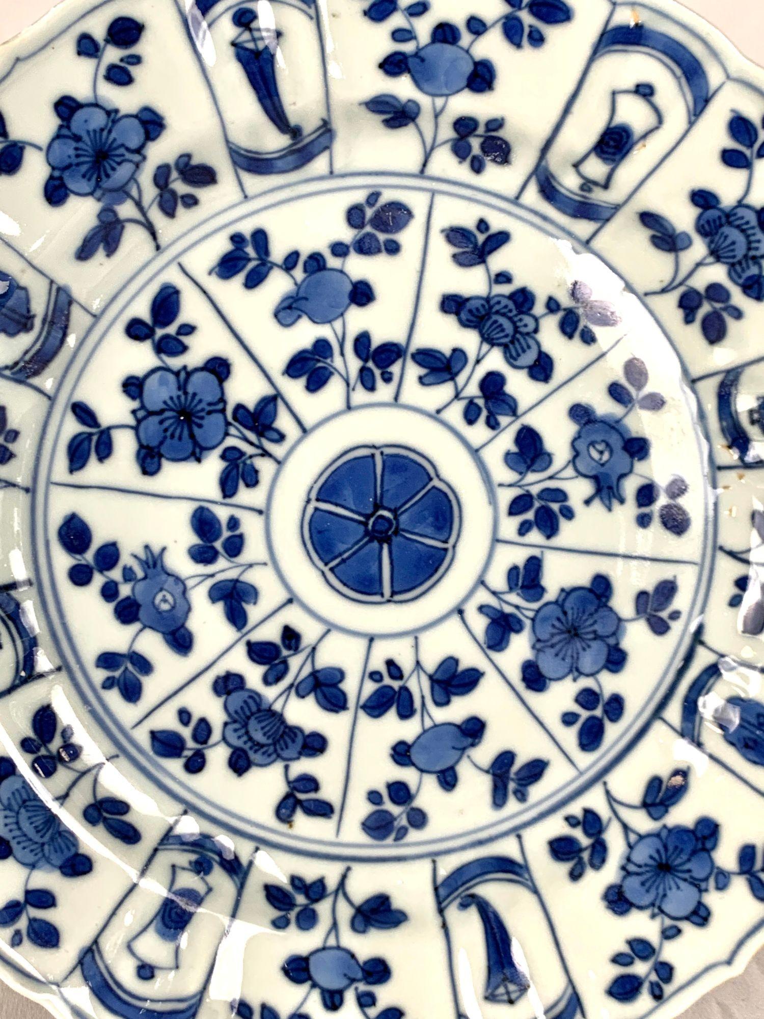 Qing Antique Chinese Export Porcelain Dish Blue and White Hand Painted Kangxi 1700 For Sale