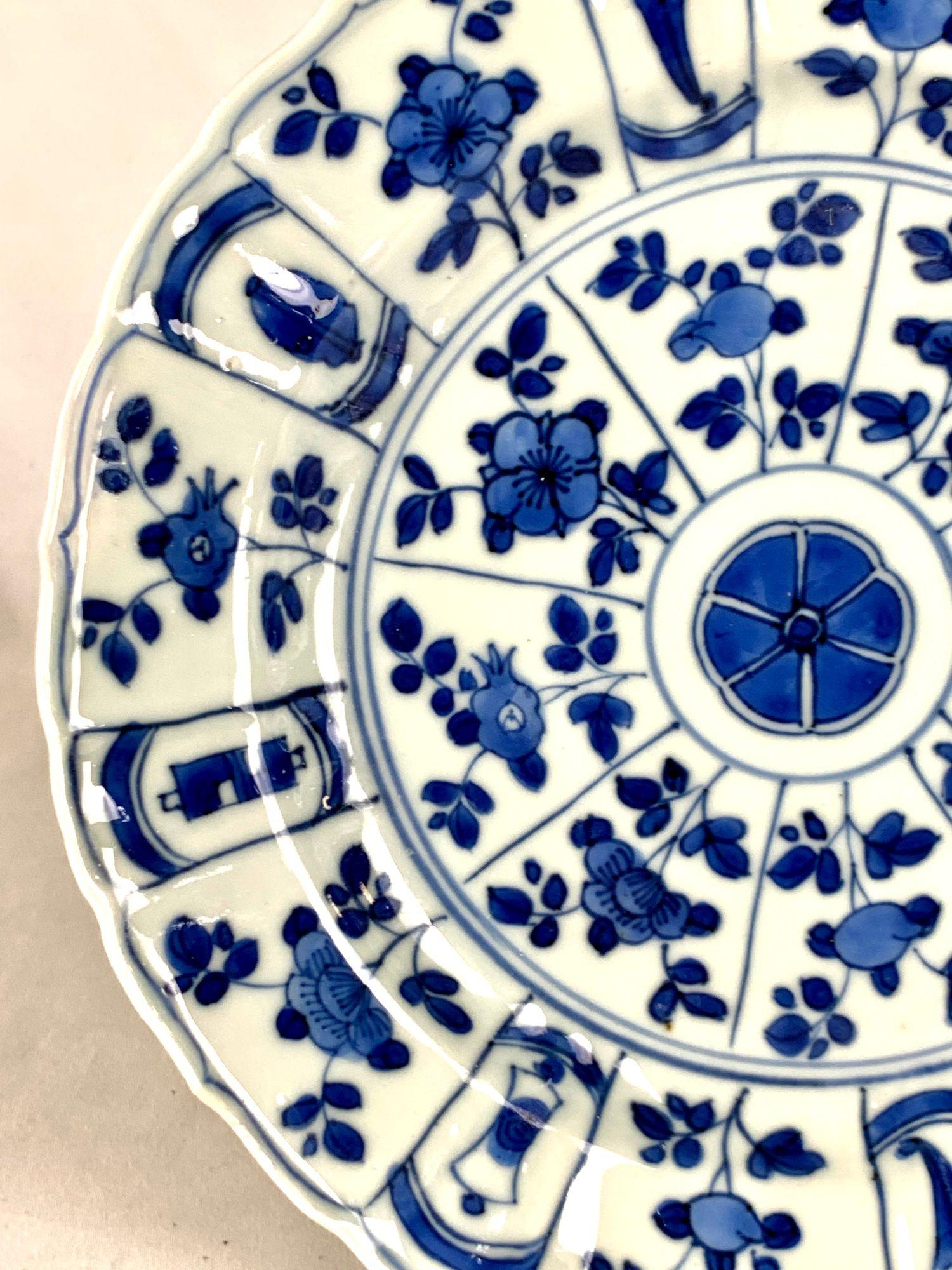 Hand-Painted Antique Chinese Export Porcelain Dish Blue and White Hand Painted Kangxi 1700 For Sale