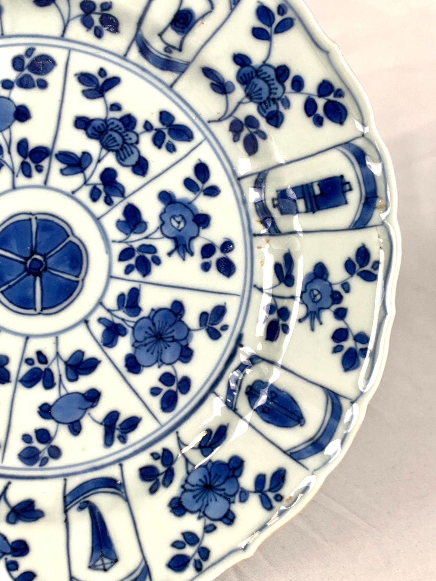 Antique Chinese Export Porcelain Dish Blue and White Hand Painted Kangxi 1700 In Excellent Condition For Sale In Katonah, NY