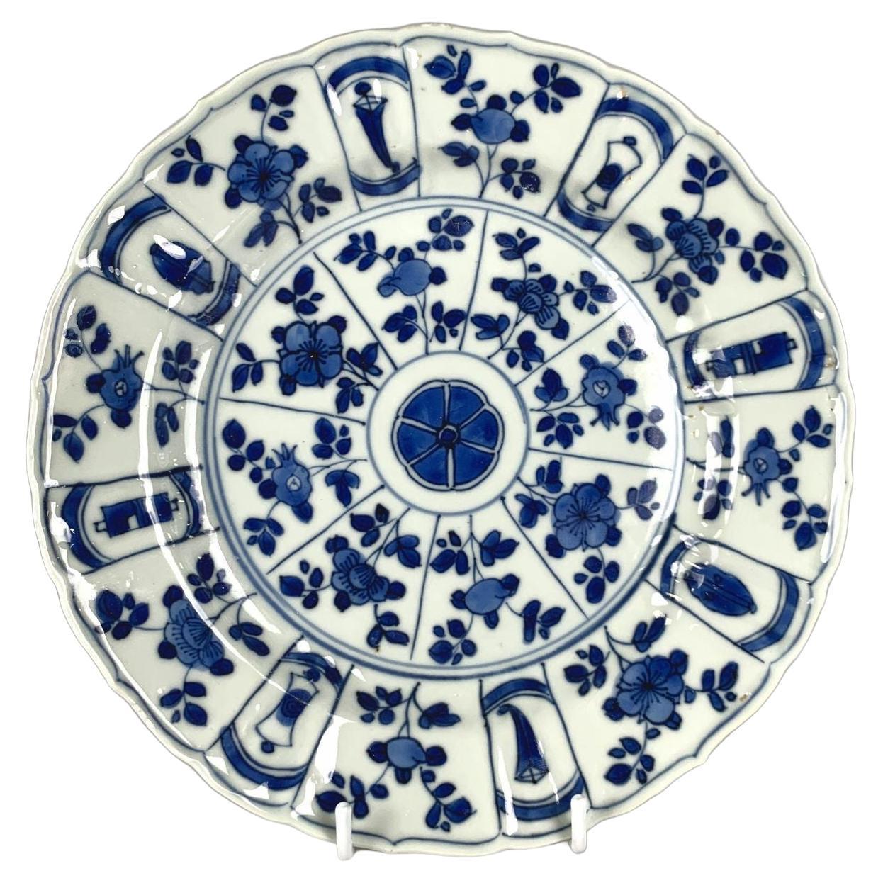 Antico piatto di porcellana cinese da esportazione blu e bianco dipinto a mano Kangxi 1700