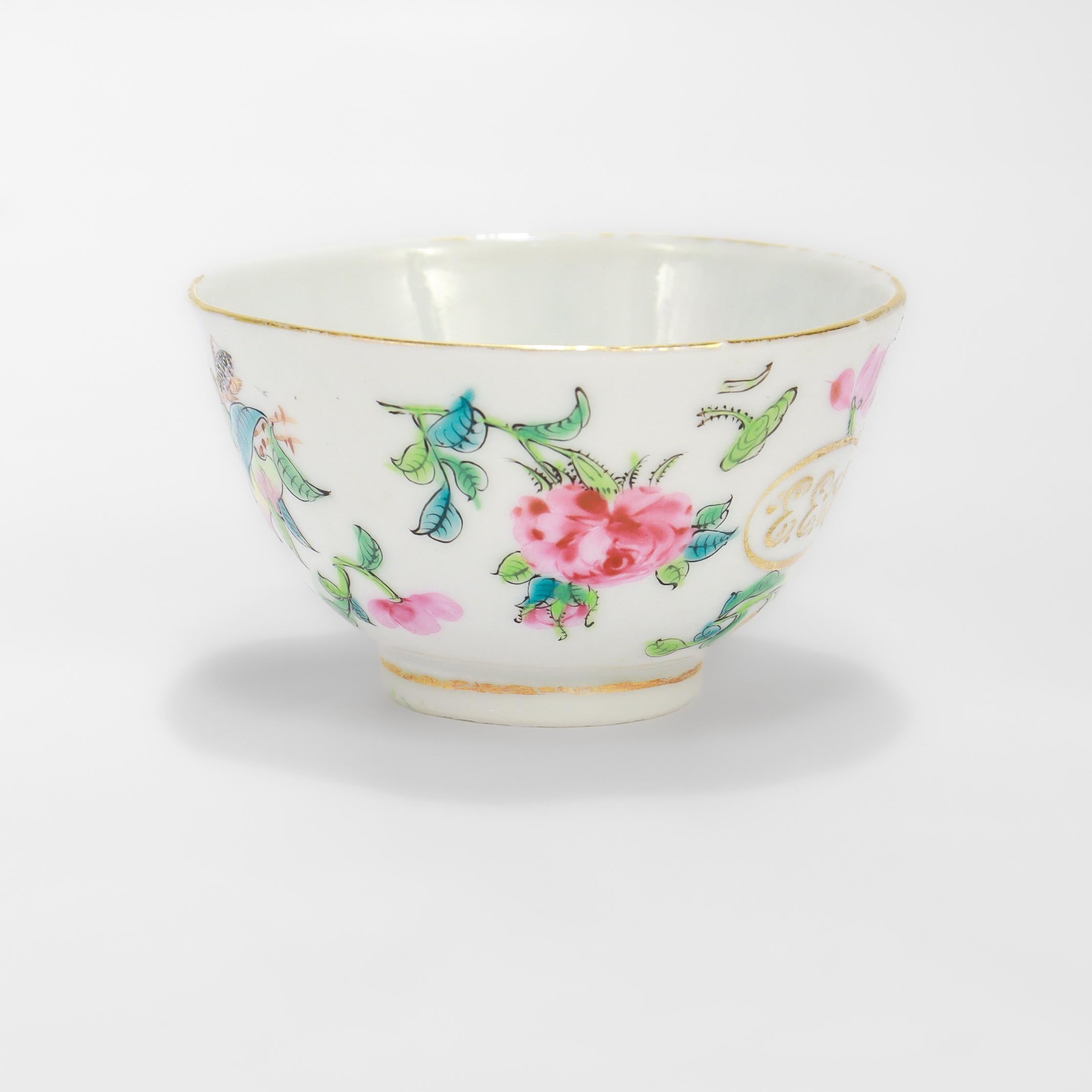 Pareja de taza y platillo antiguos de porcelana china de exportación Famille Rose en venta 2