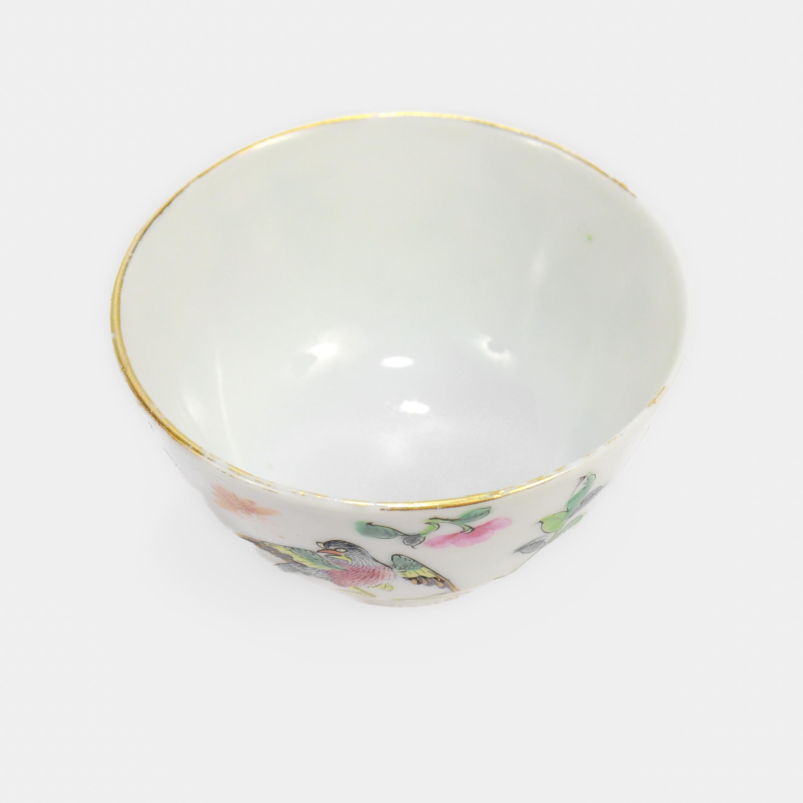 Pareja de taza y platillo antiguos de porcelana china de exportación Famille Rose en venta 4