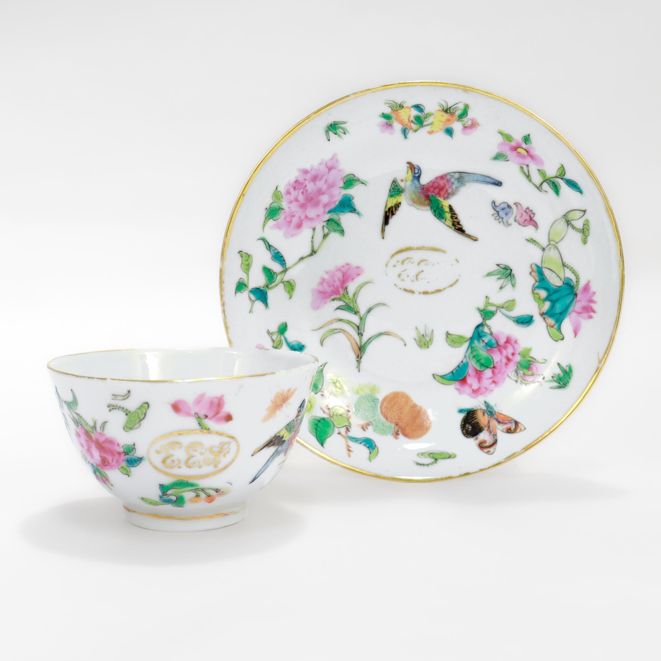 Pareja de tazas y platillos antiguos de porcelana china de exportación.

Con motivo Famille Rose.

Decorado con pájaros, mariposas y flores. 

Dorado en los bordes de ambas y en el borde del pie de la copa. 

Con un monograma 