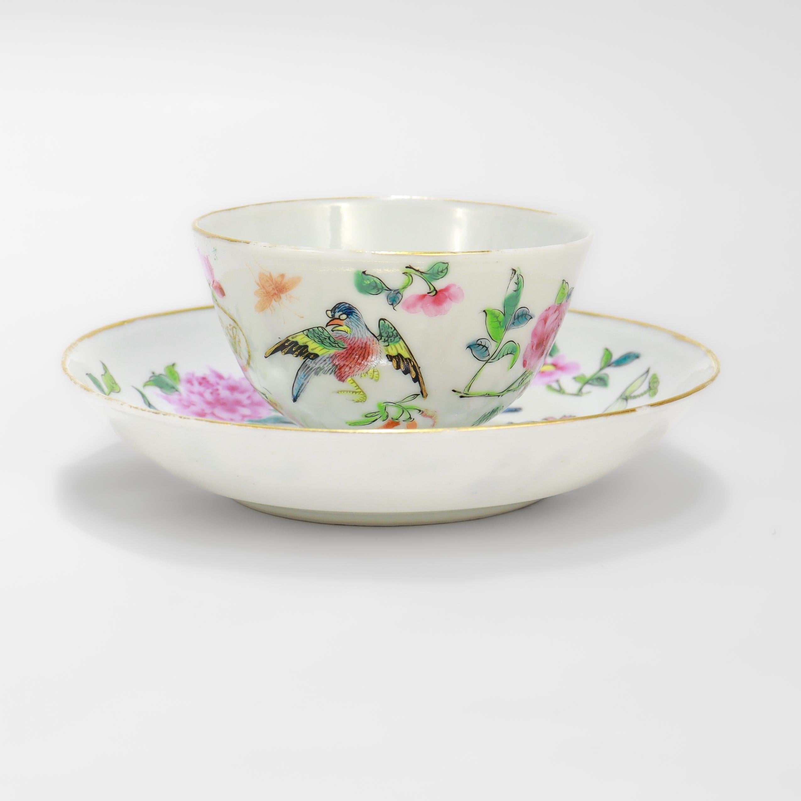 Pareja de taza y platillo antiguos de porcelana china de exportación Famille Rose Dorado en venta