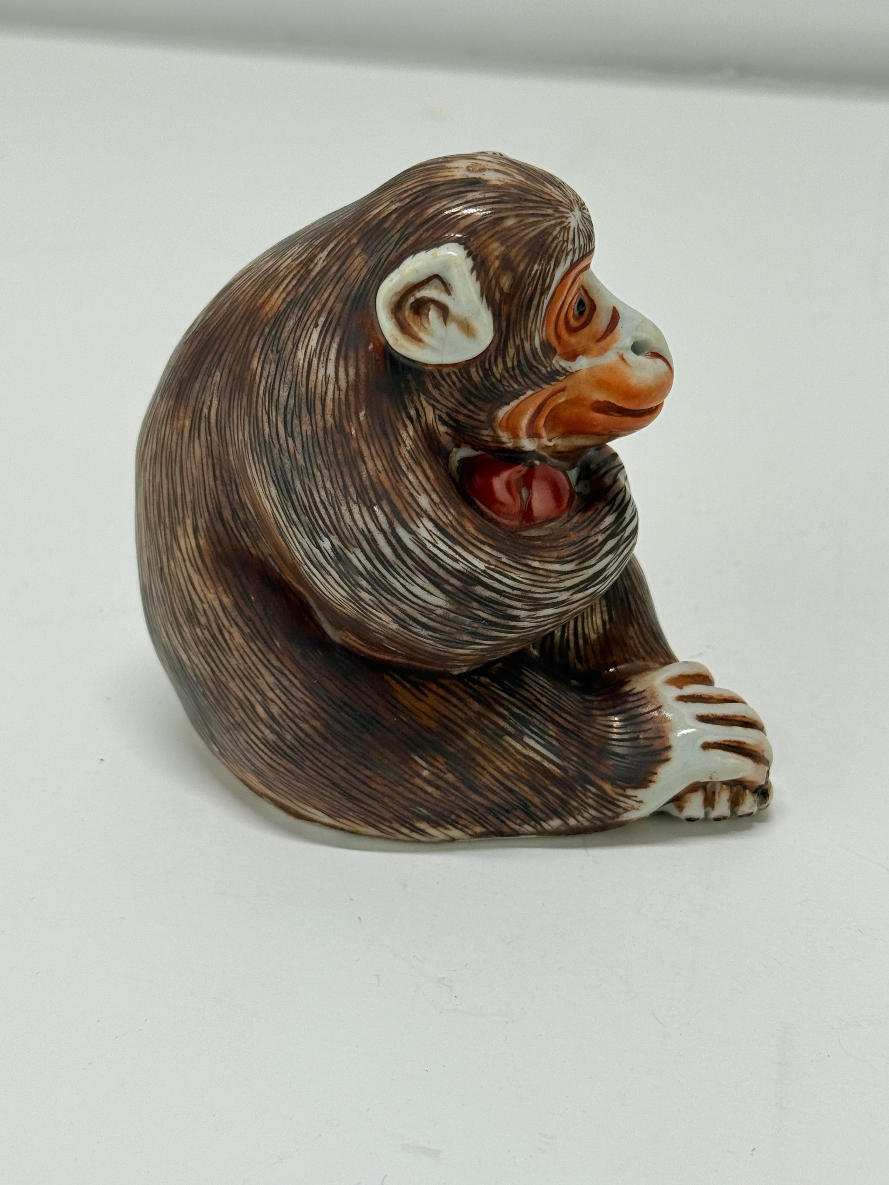 Mono antiguo de porcelana china de exportación, probablemente de la dinastía Qing con papeles Exportación china en venta