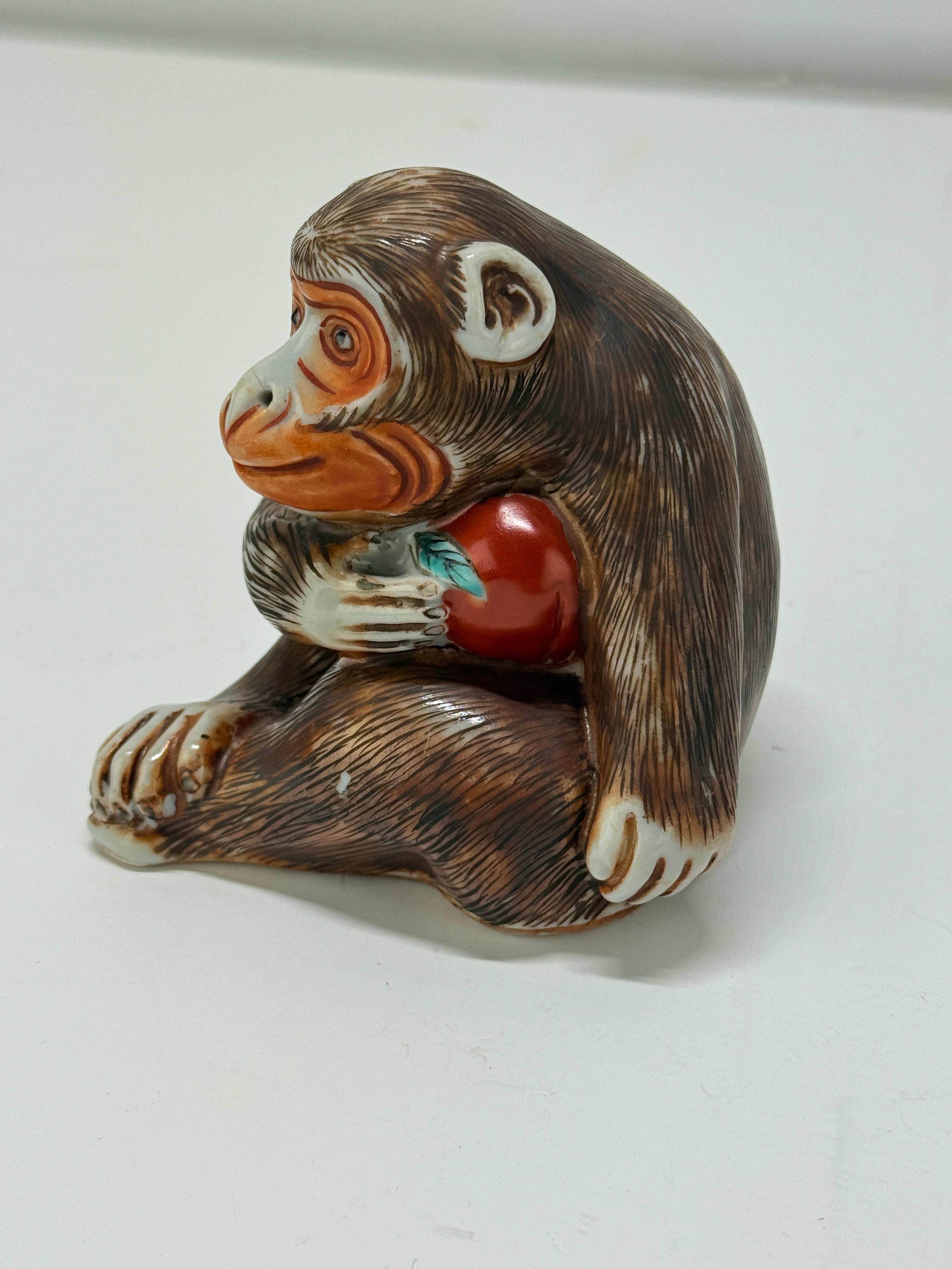 Mono antiguo de porcelana china de exportación, probablemente de la dinastía Qing con papeles Porcelana en venta