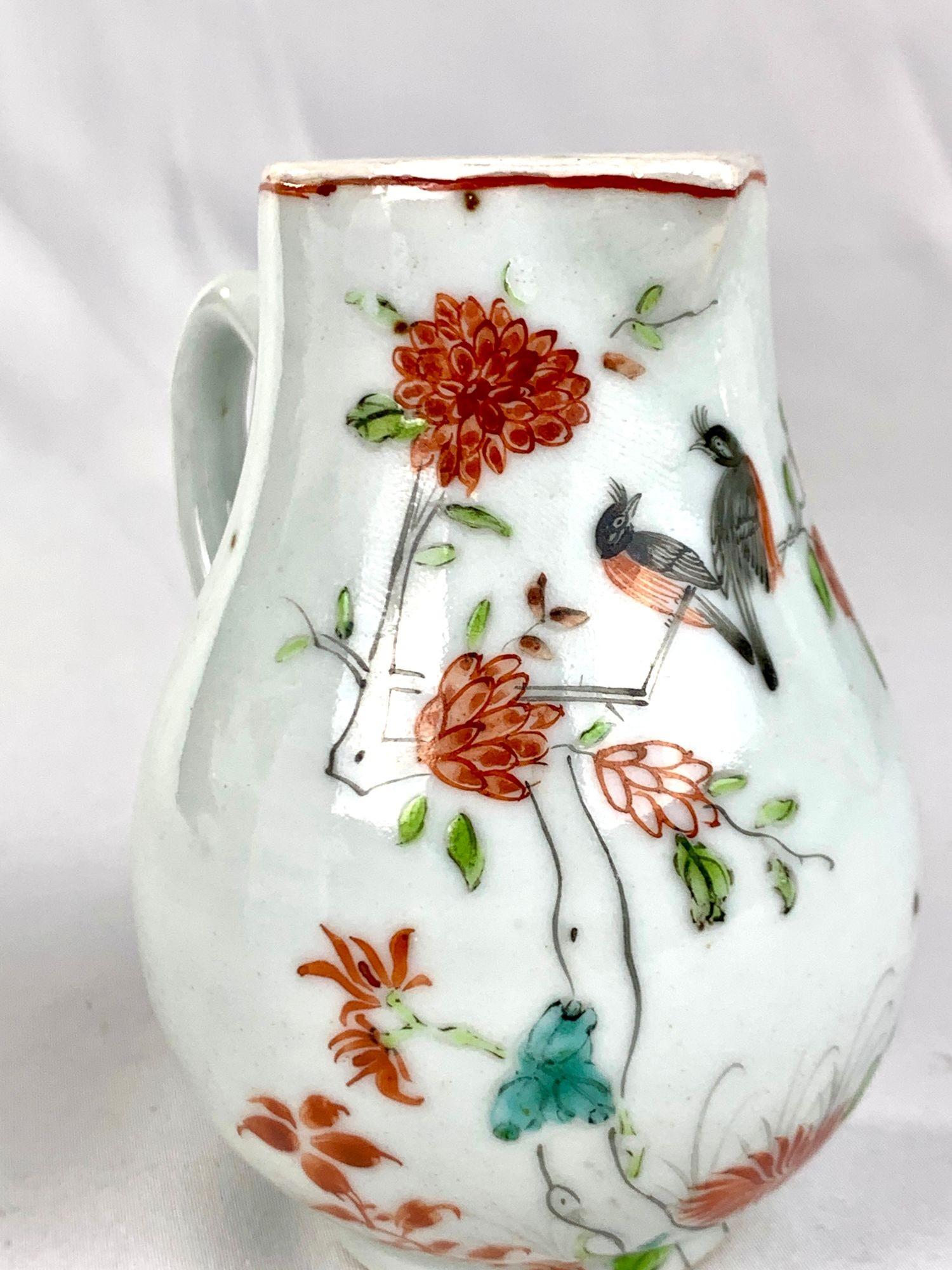 Ce charmant pichet en porcelaine d'exportation chinoise a été peint à la main vers 1770.
Il capture un peu de l'élégance et de la fantaisie du design d'exportation chinois du 18e siècle.
Connu sous le nom de 