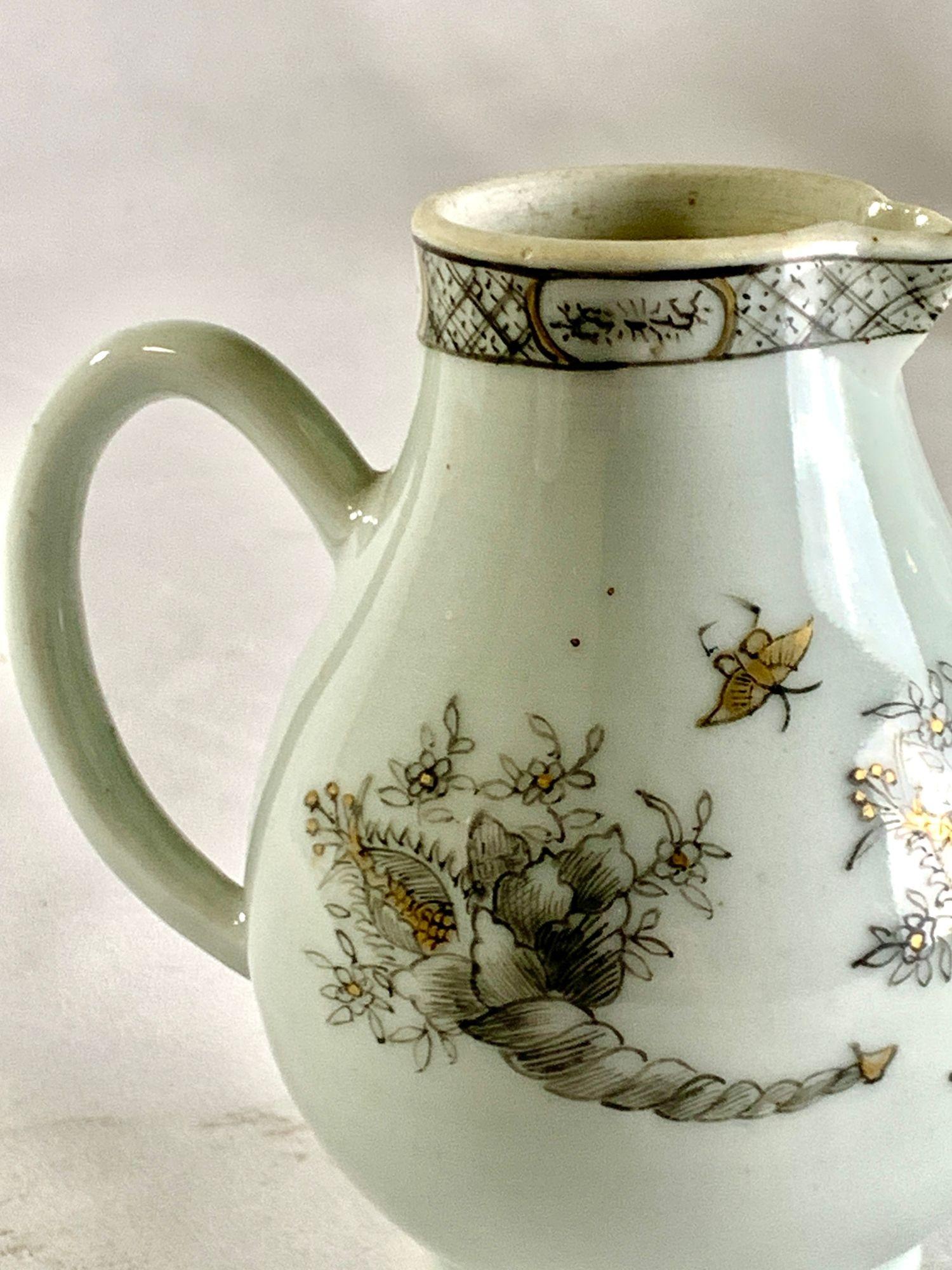 Antike chinesische Export-Porzellankanne, handbemalt in Grisaille, CIRCA 1770 (Qing-Dynastie) im Angebot