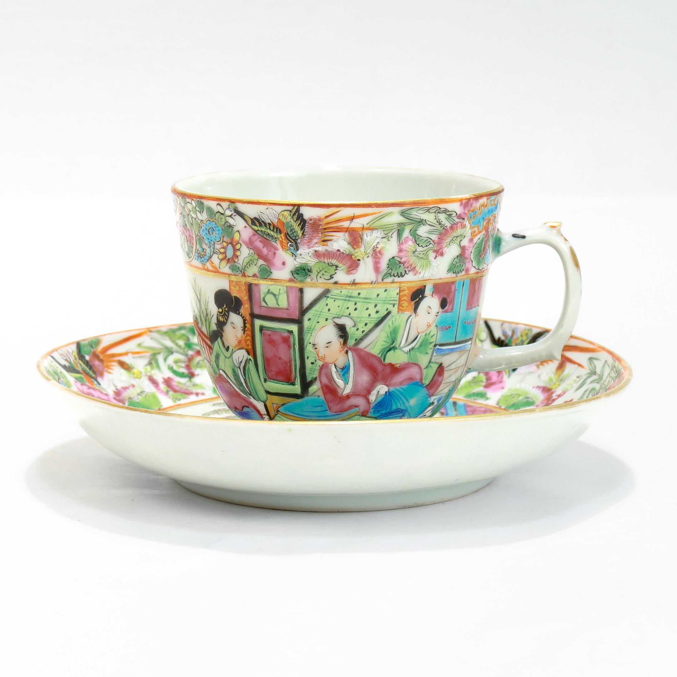 Un'antica tazza e un piattino in porcellana cinese d'esportazione Rose Mandarin.

Ognuno di essi presenta decorazioni dipinte a smalto su un fondo di porcellana bianca. 

Sia la tazza che il piattino sono decorati con scene dipinte di persone sul
