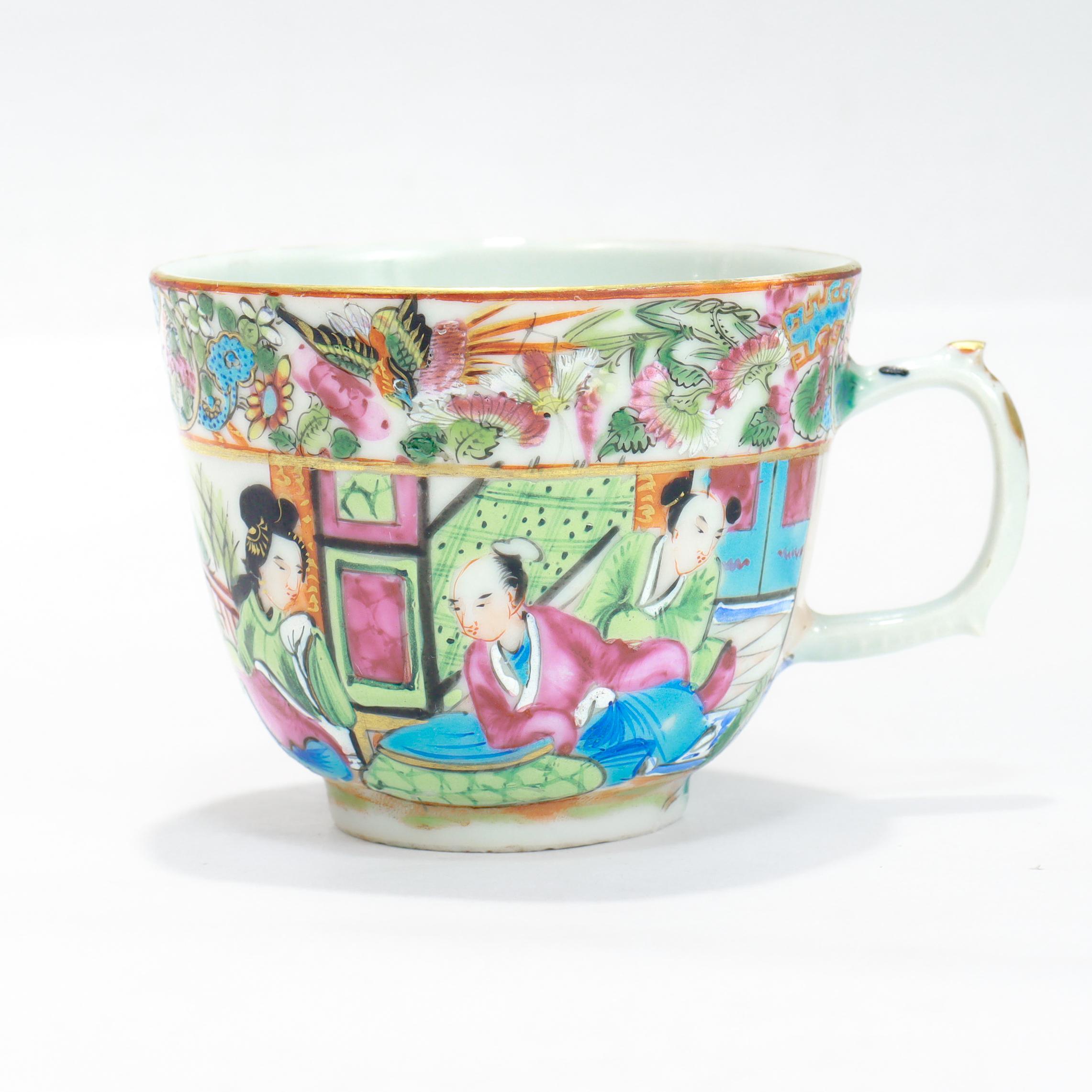 Esportazione cinese Antica tazza da tè e piattino in porcellana cinese d'esportazione Rose Mandarin in vendita