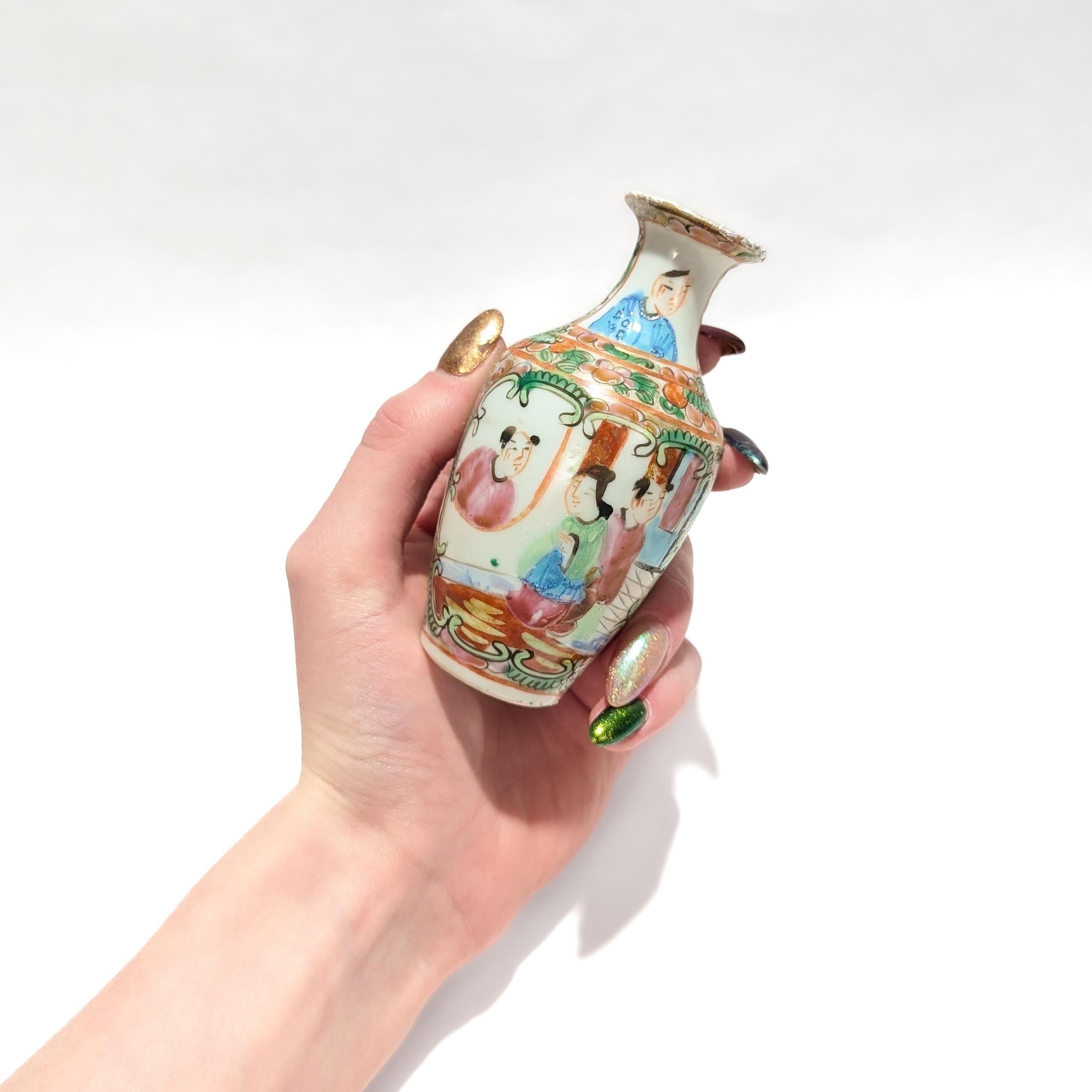 Eine feine chinesische Exportporzellan Rose Medallion Knospe Vase oder Miniatur-Schrank Vase.

Mit einem vasiformen und einem weißen Porzellangrund.

Der Korpus ist mit zwei Kartuschen verziert, von denen die eine 3 Personen in einer Gerichtsszene