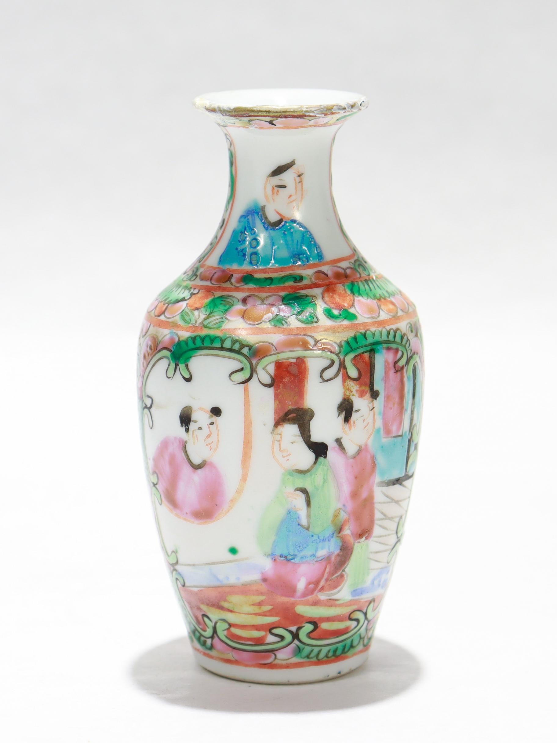 Antike chinesische Export Porzellan Rose Medaillon Knospe Vase oder Kabinett Vase (Chinesischer Export) im Angebot