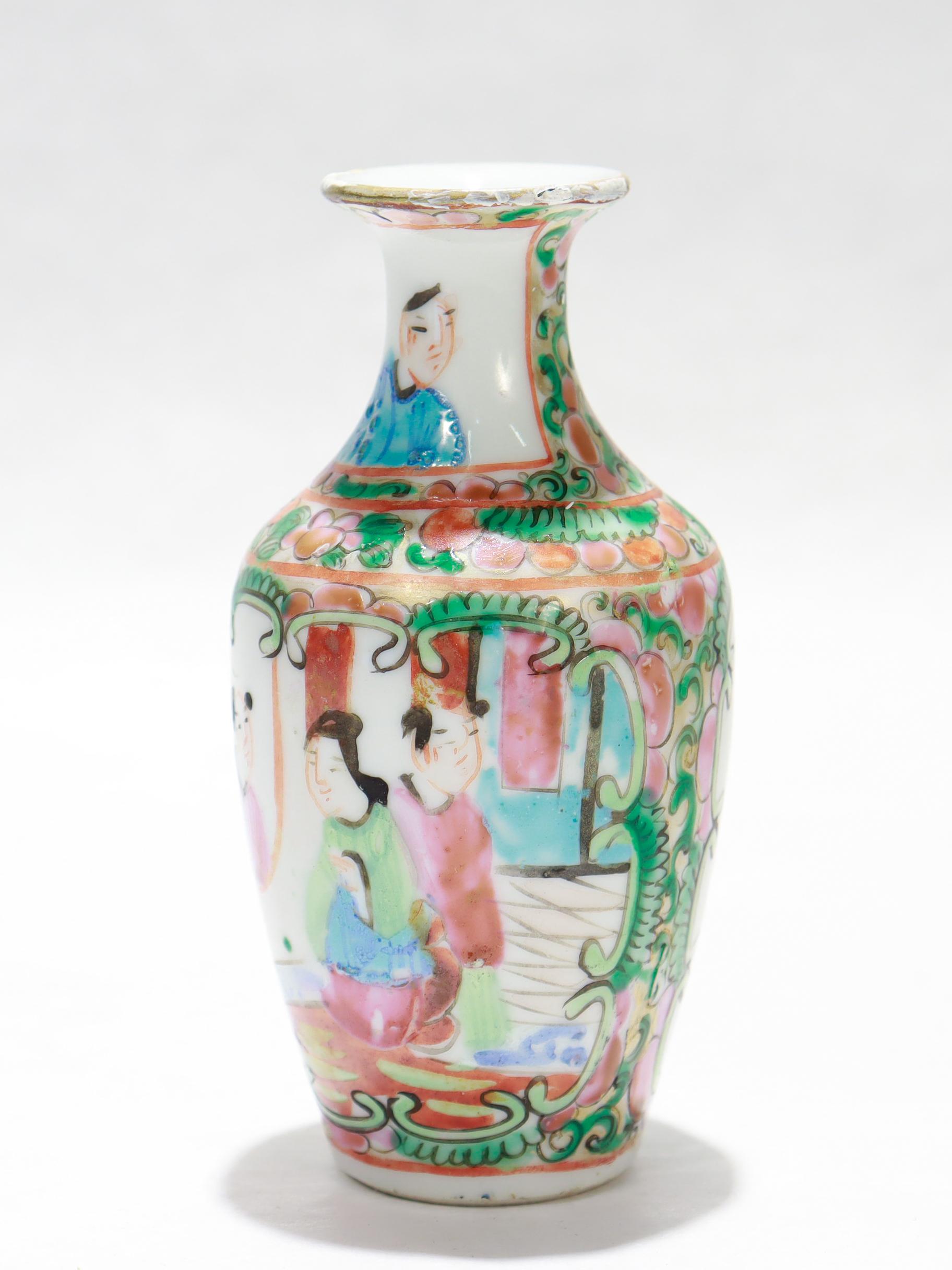 Antike chinesische Export Porzellan Rose Medaillon Knospe Vase oder Kabinett Vase (Chinesisch) im Angebot