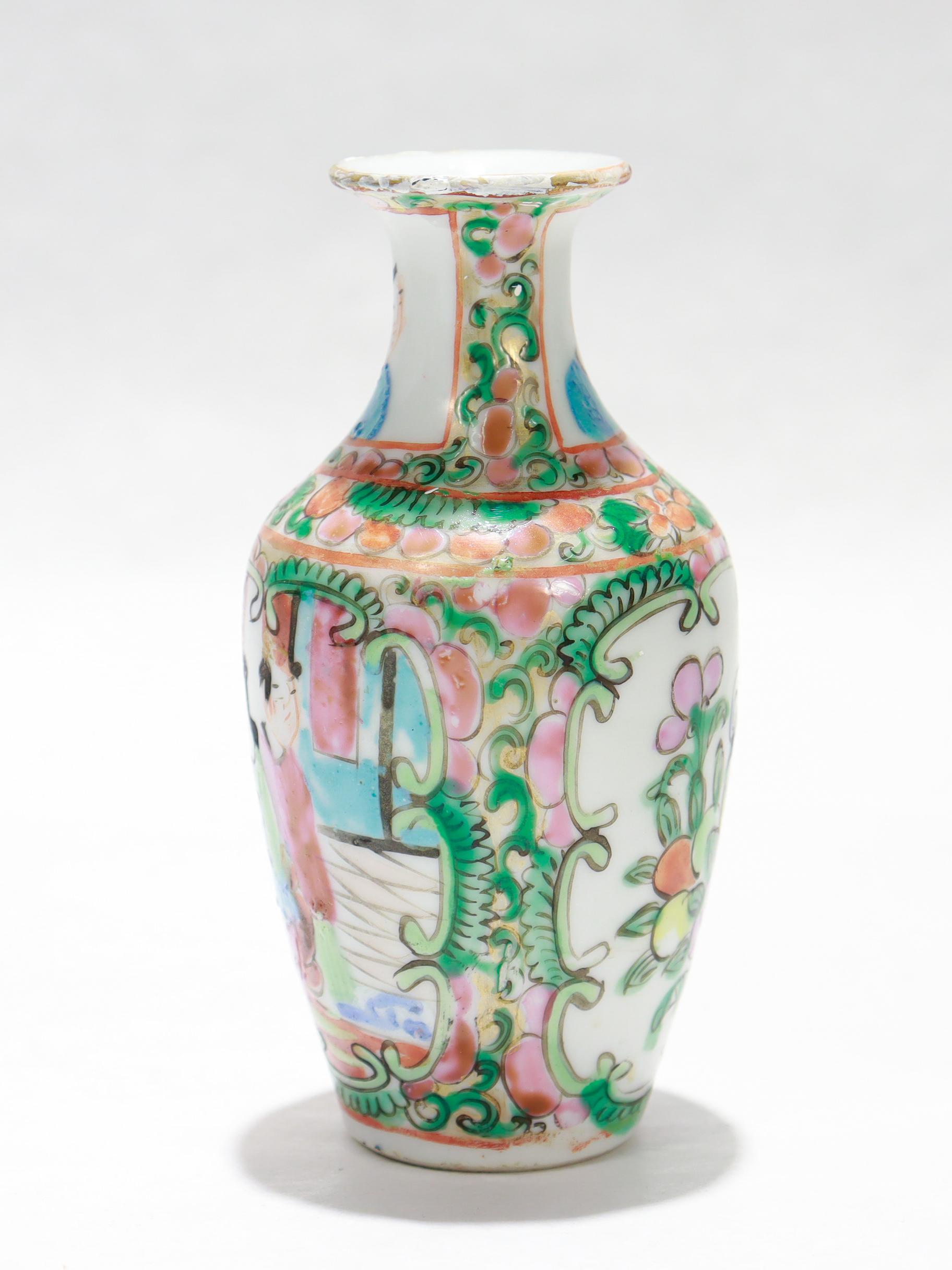 Antike chinesische Export Porzellan Rose Medaillon Knospe Vase oder Kabinett Vase im Zustand „Relativ gut“ im Angebot in Philadelphia, PA