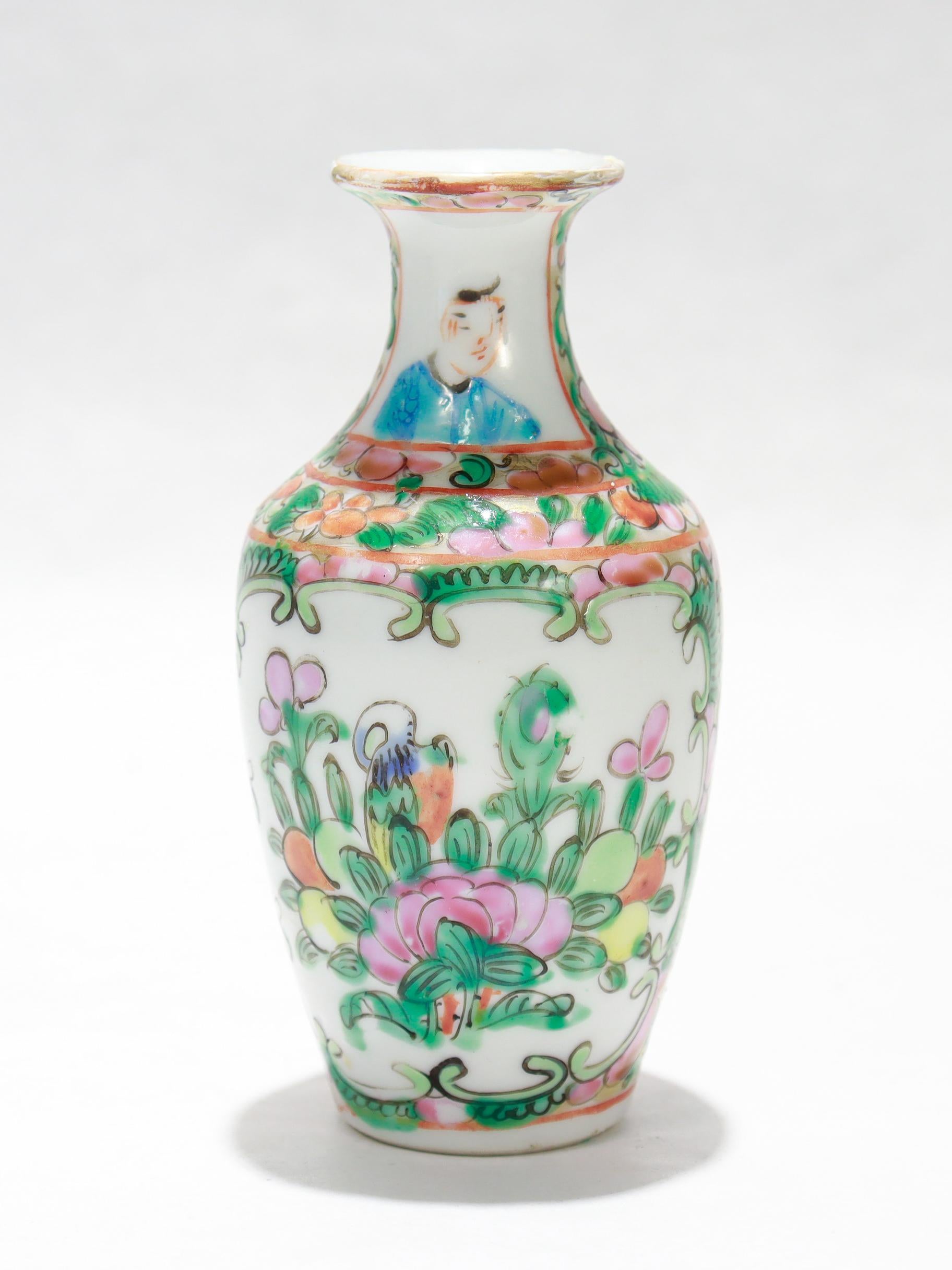 Antike chinesische Export Porzellan Rose Medaillon Knospe Vase oder Kabinett Vase (19. Jahrhundert) im Angebot