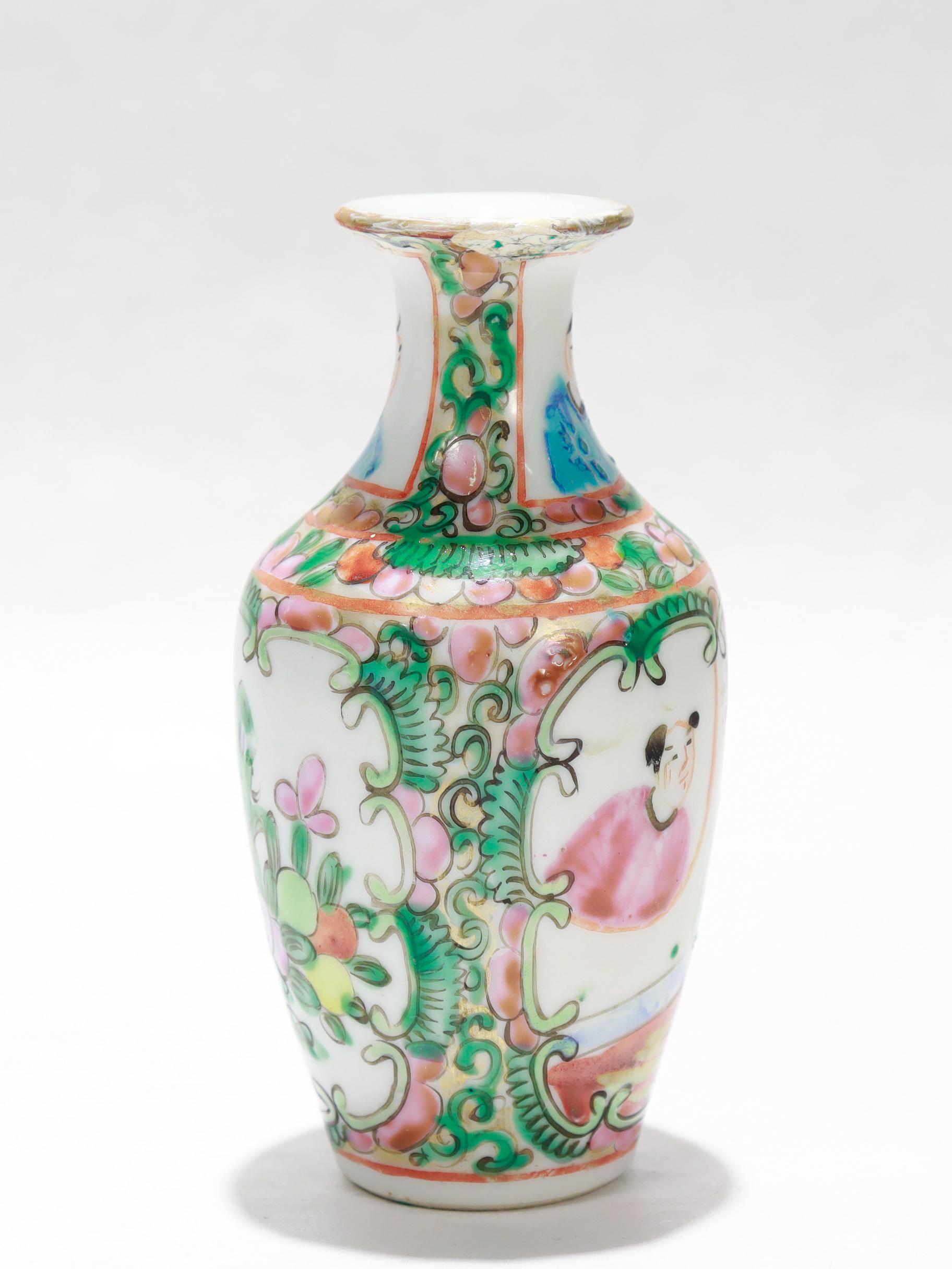 Antike chinesische Export Porzellan Rose Medaillon Knospe Vase oder Kabinett Vase im Angebot 1
