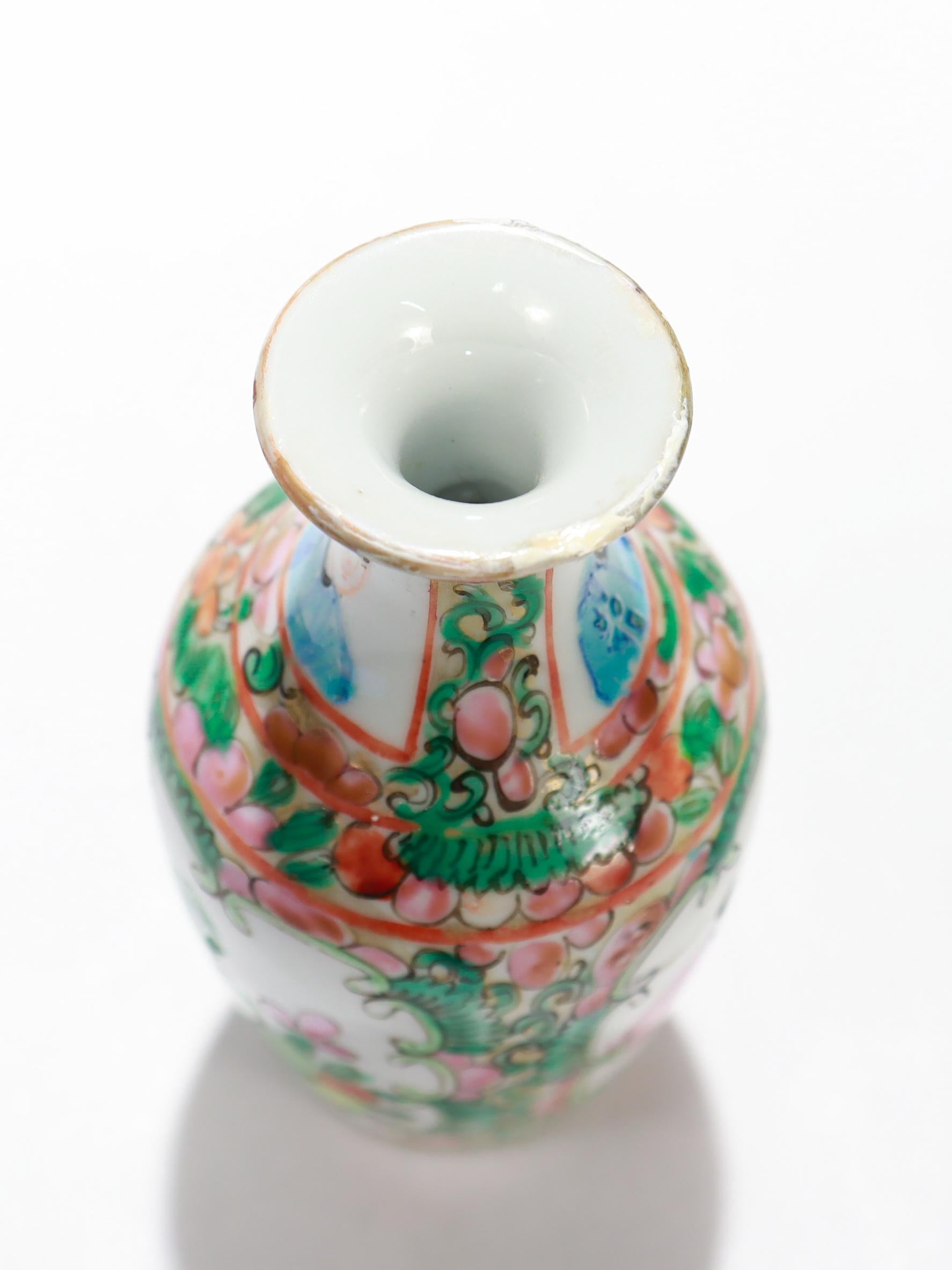 Antike chinesische Export Porzellan Rose Medaillon Knospe Vase oder Kabinett Vase im Angebot 3