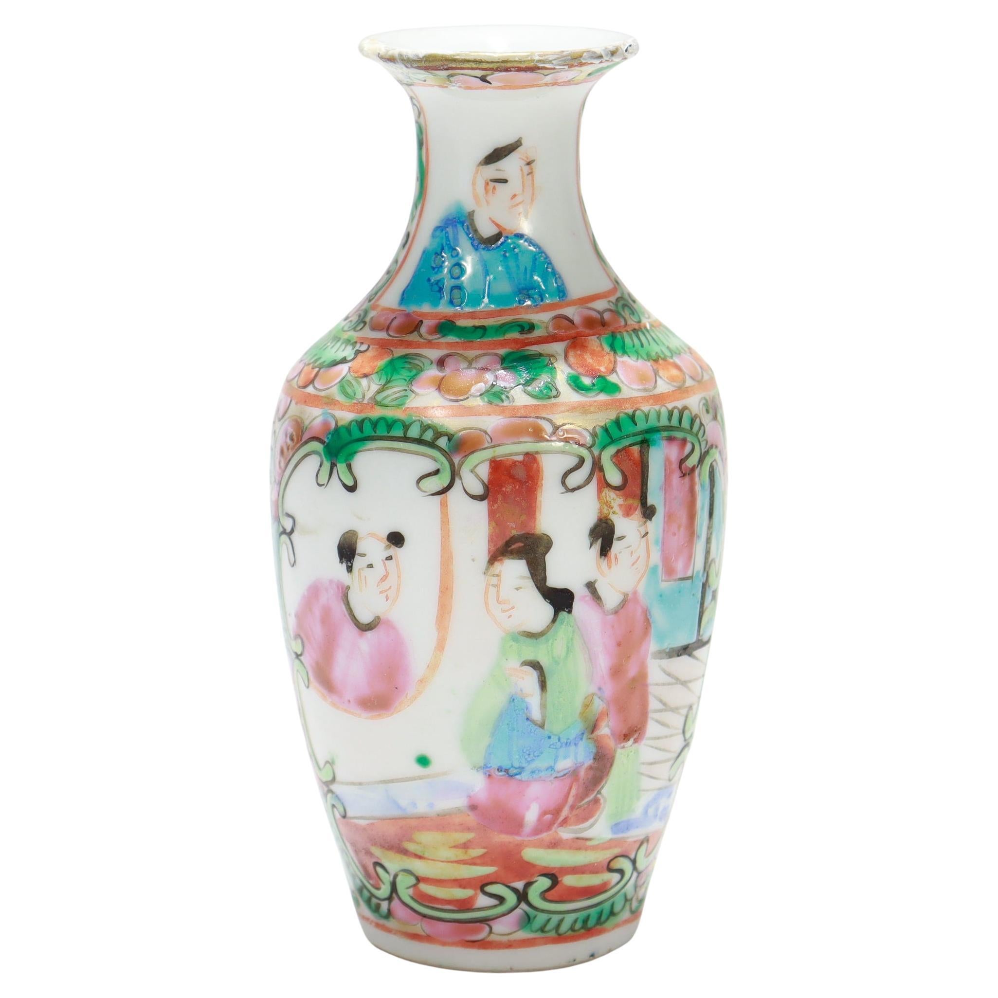 Antike chinesische Export Porzellan Rose Medaillon Knospe Vase oder Kabinett Vase im Angebot