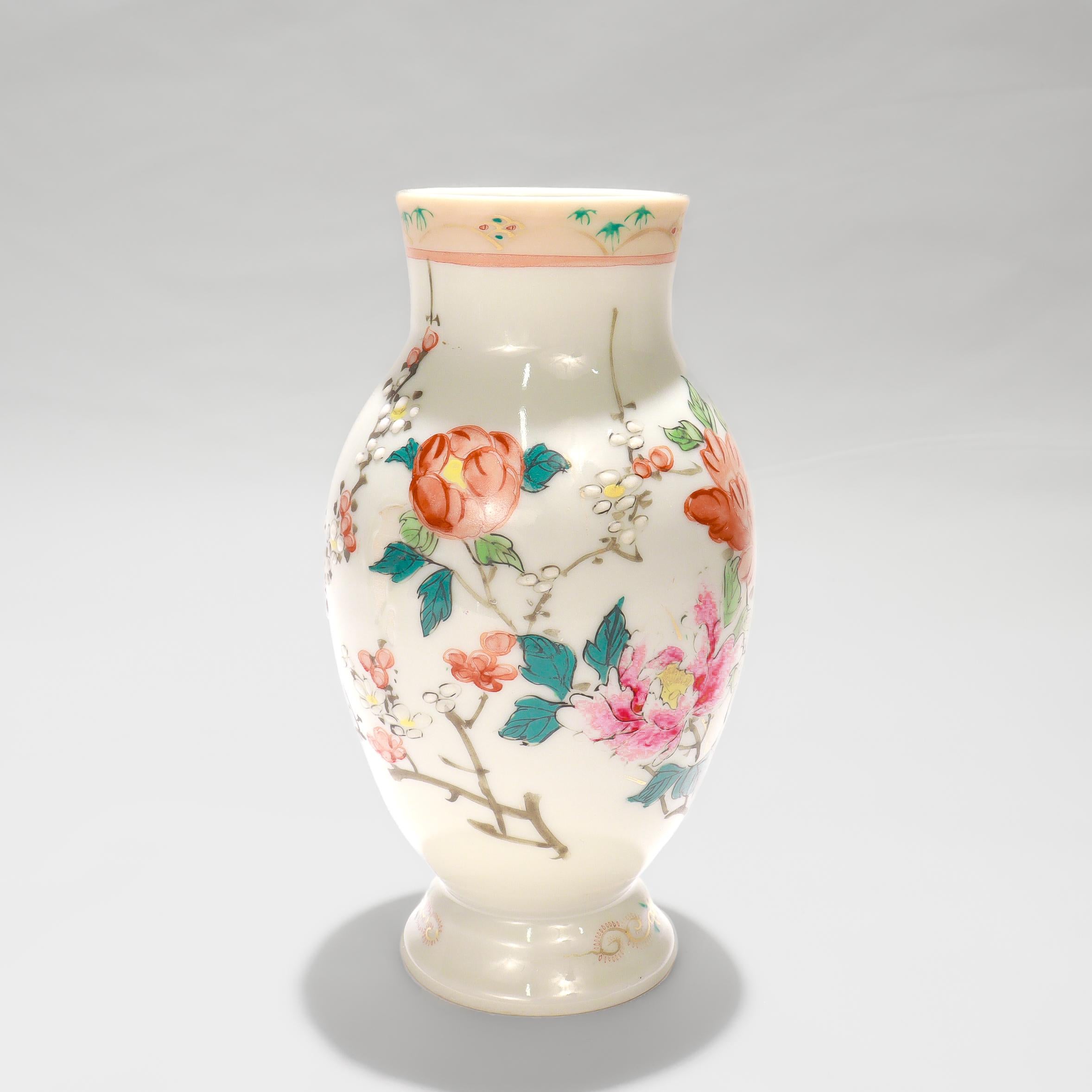 Vase en porcelaine d'exportation chinoise.

Whiting : fond blanc cassé décoré de fleurs peintes (chrysanthèmes et marguerites ?).

Le bord est orné d'une bordure orange clair, et le bord et le pied sont tous deux ornés d'accents dorés et