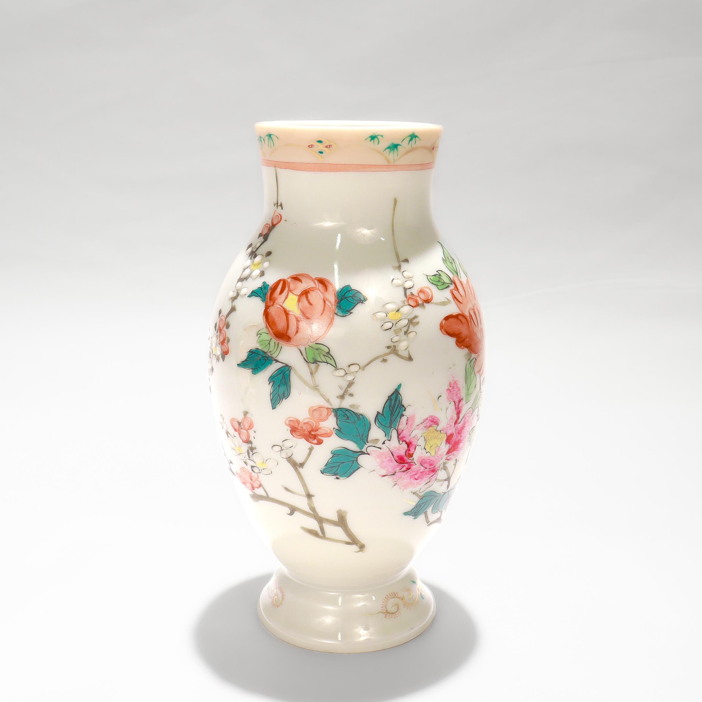 Exportation chinoise Vase ancien en porcelaine d'exportation chinoise avec fleurs en vente