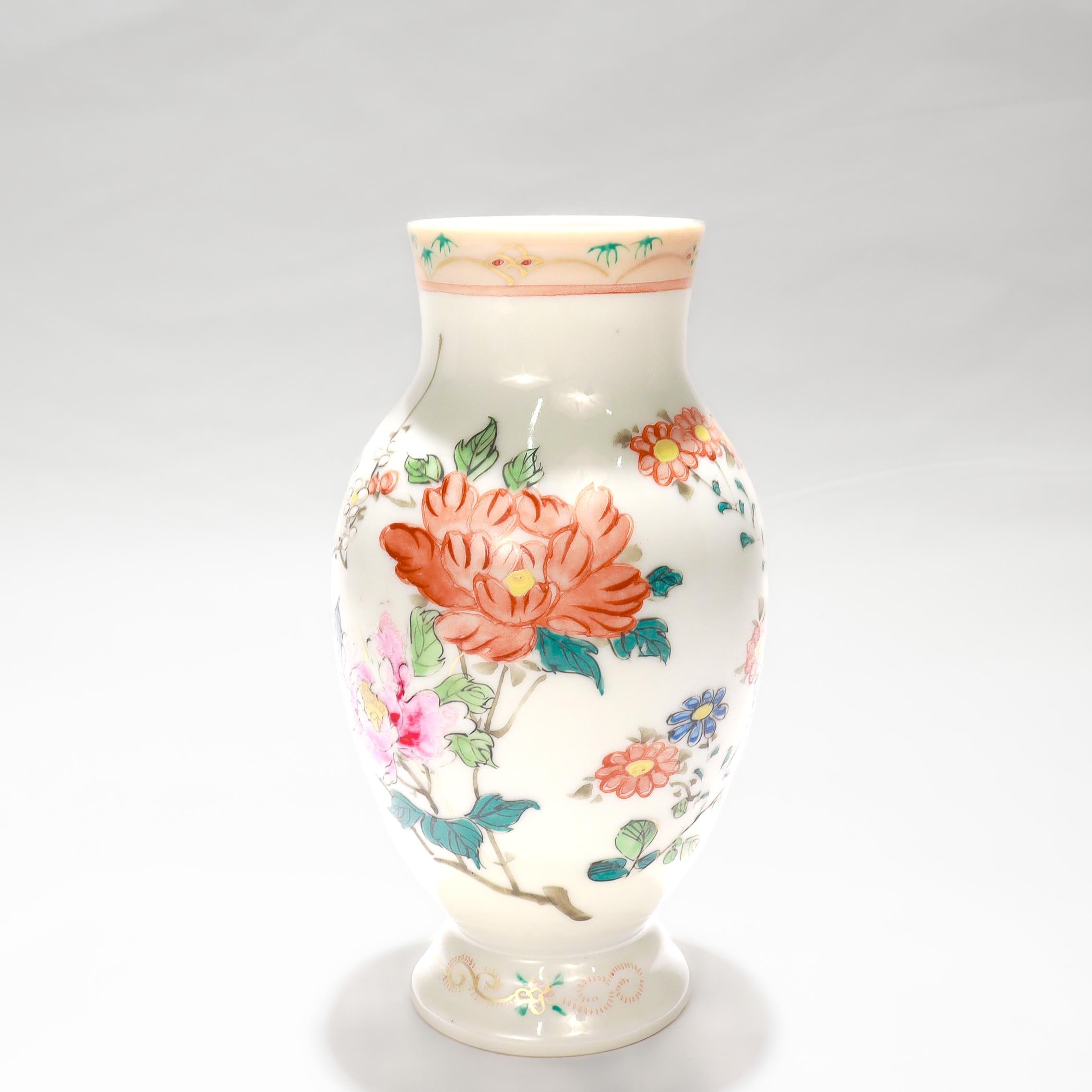Chinois Vase ancien en porcelaine d'exportation chinoise avec fleurs en vente